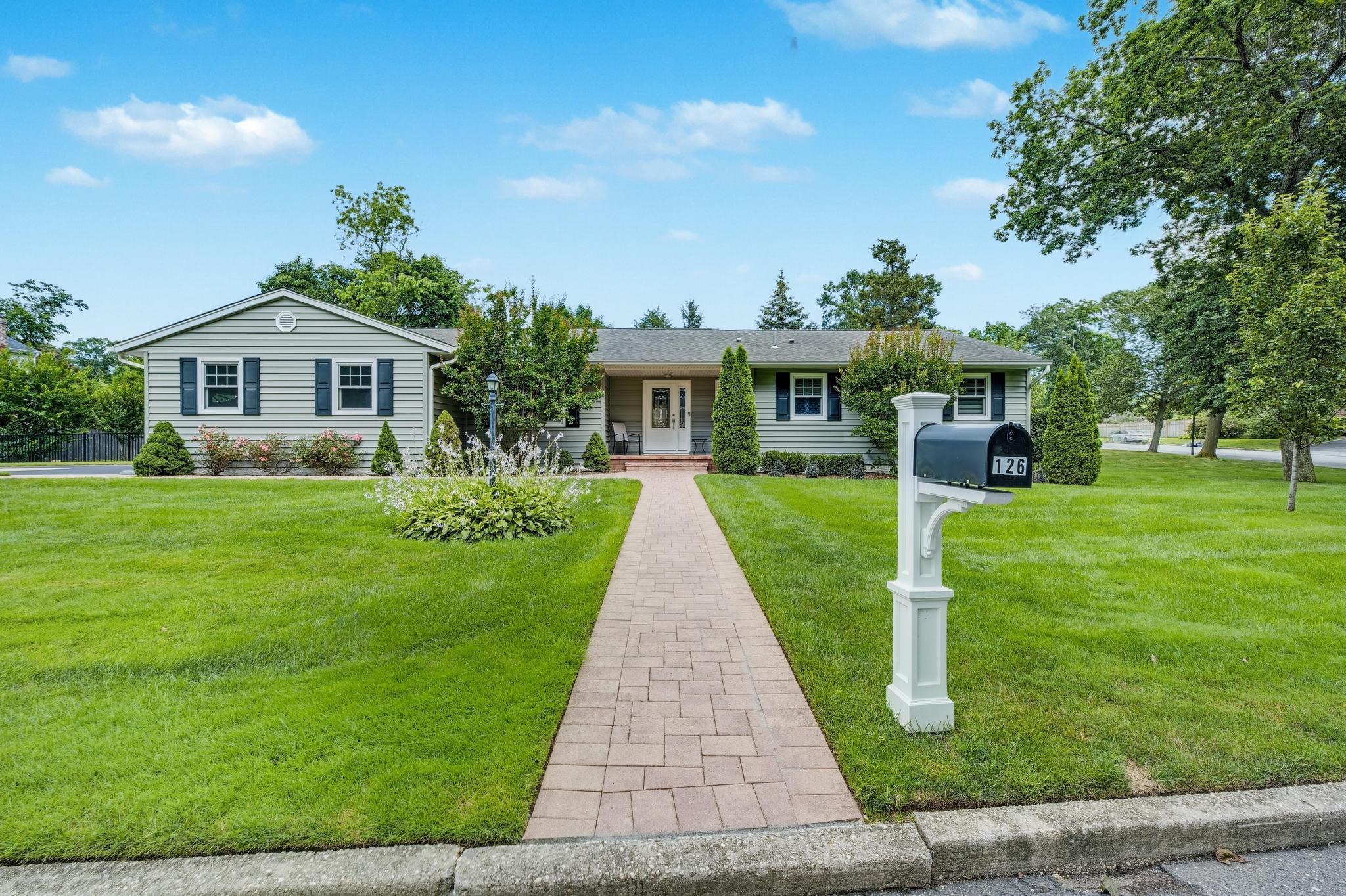 #1 photo, 126 Gail Court, 東長島 East Northport , NY 11731