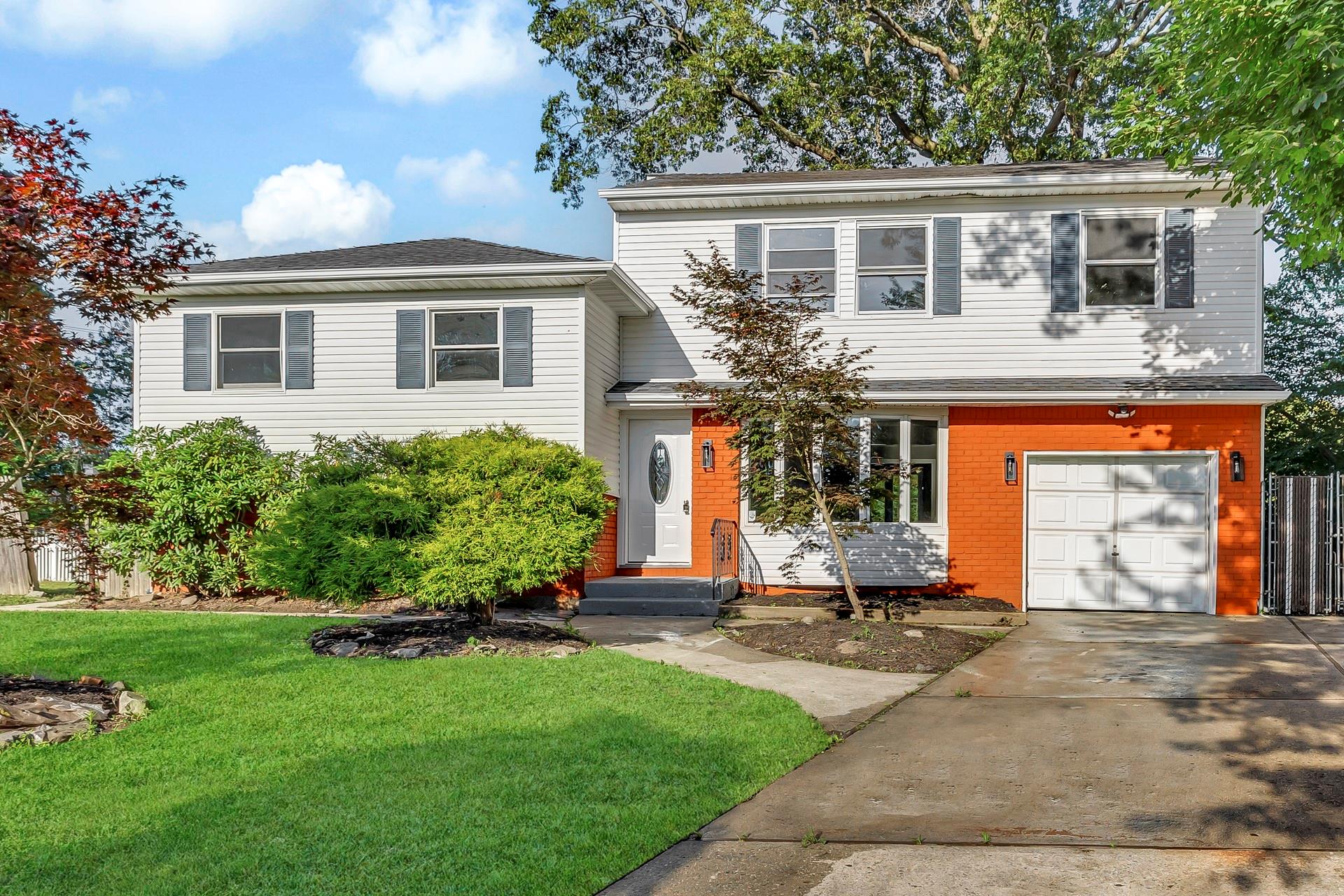 #1 photo, 5 Wendorf Court, 東長島 North Babylon , NY 11703