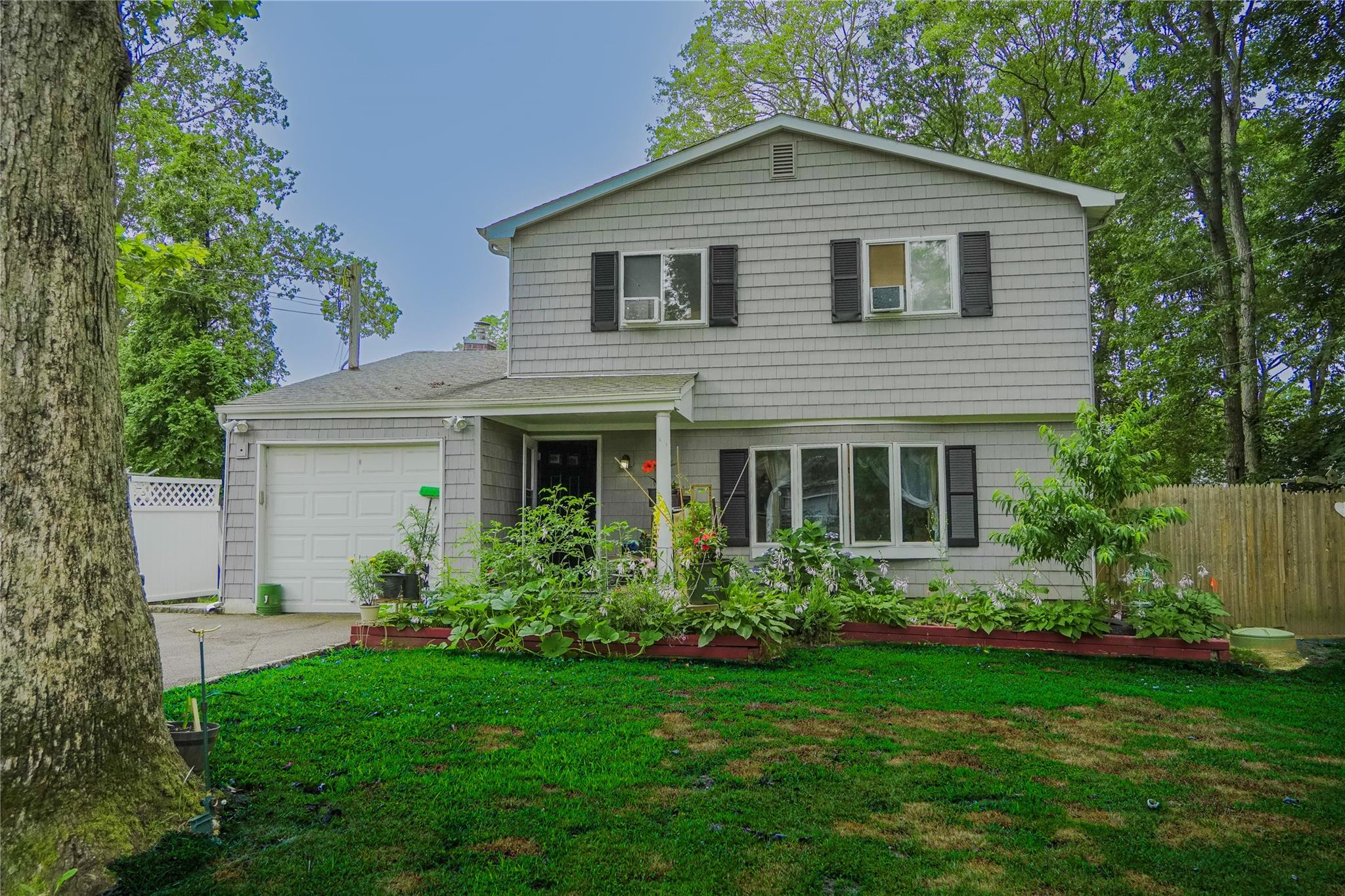 #1 photo, 172 Hampton Avenue, 東長島 Mastic , NY 11950