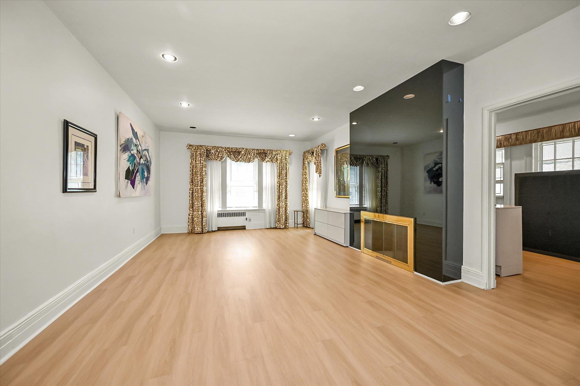 #4 photo, 115 Central Avenue, Lawrence , NY 11559