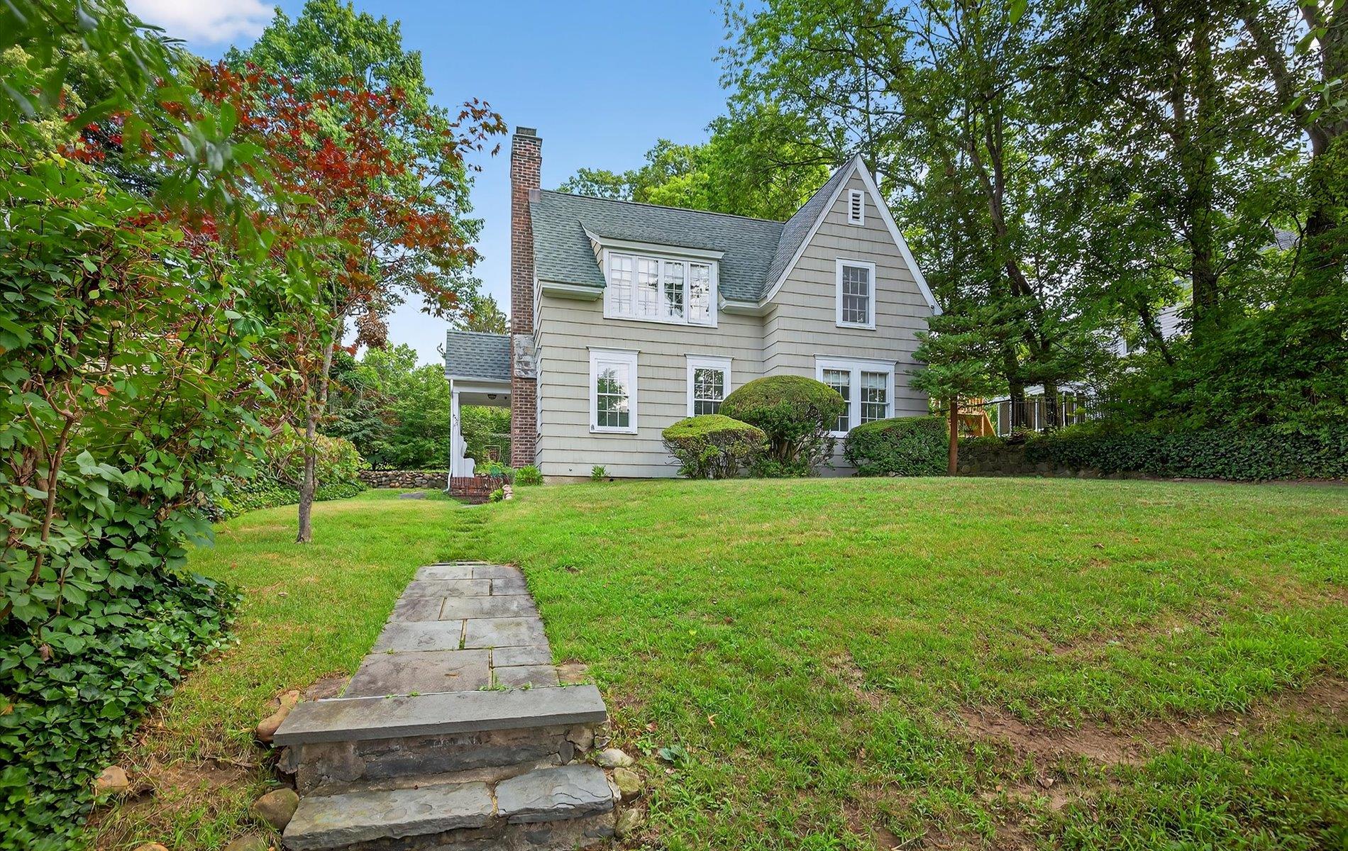#1 photo, 240-17 E Pine Street, 皇后區 道格拉斯頓 Douglaston , NY 11363