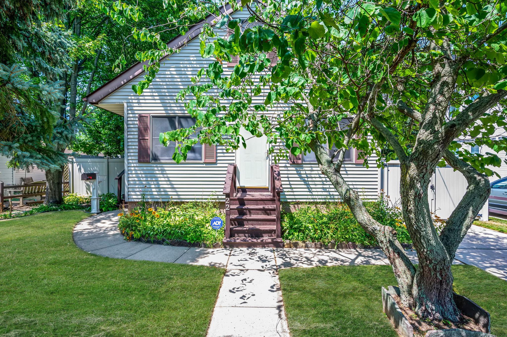 #1 photo, 22 Bristol Street, 東長島 Lindenhurst , NY 11757