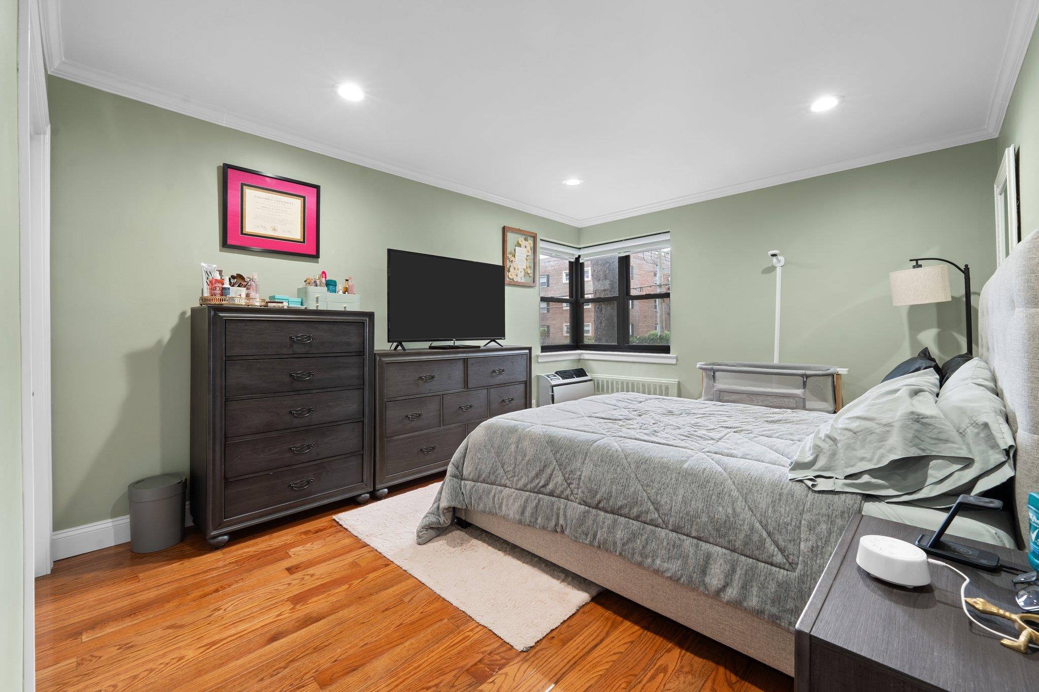 #20 photo, 35 Knightsbridge Road Road, Great Neck , NY 11021