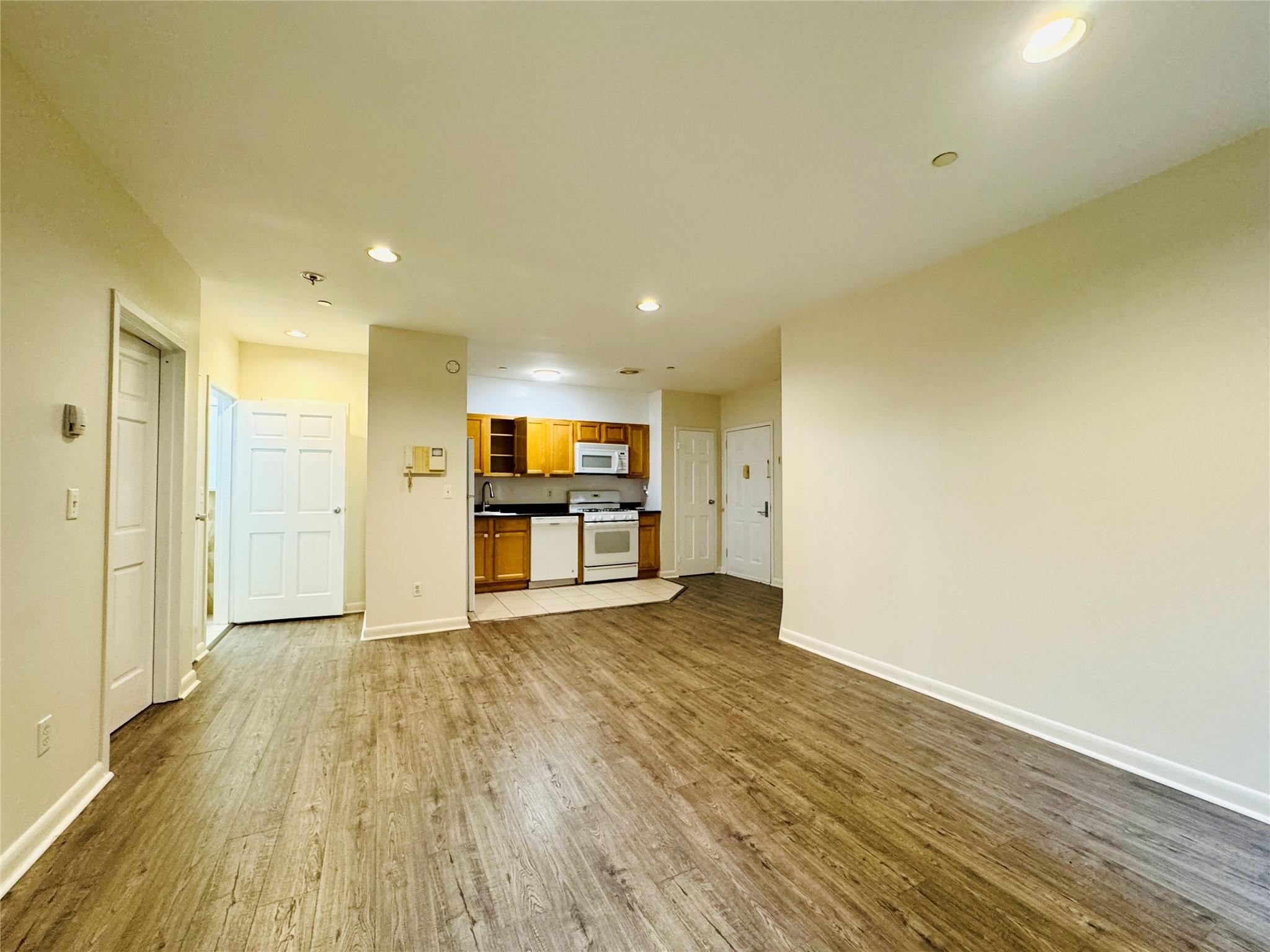 #1 photo, 11882 Metropolitan Avenue, 皇后區 秋園 Kew Gardens , NY 11415