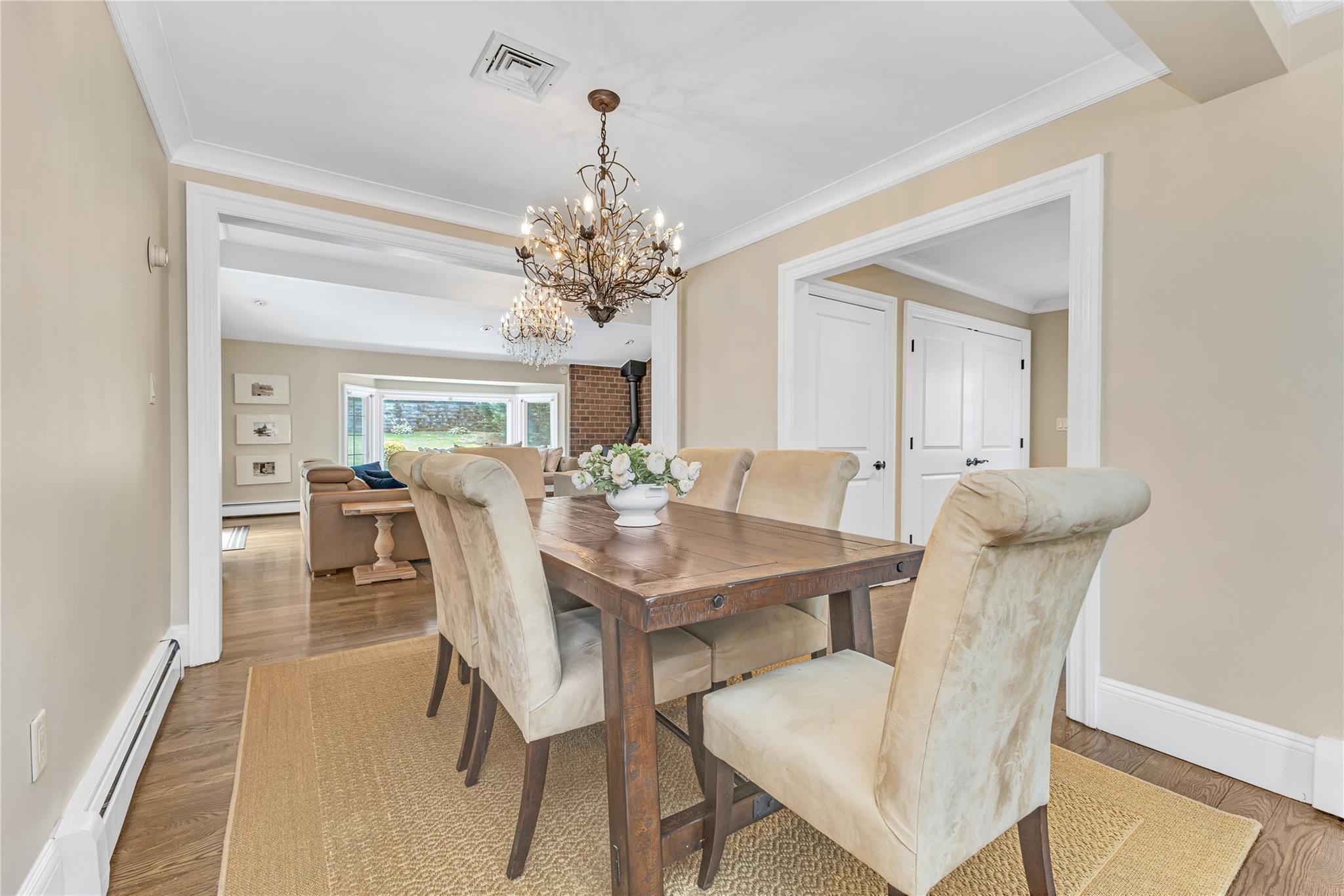 #20 photo, 12 Overhill Lane, Roslyn , NY 11576