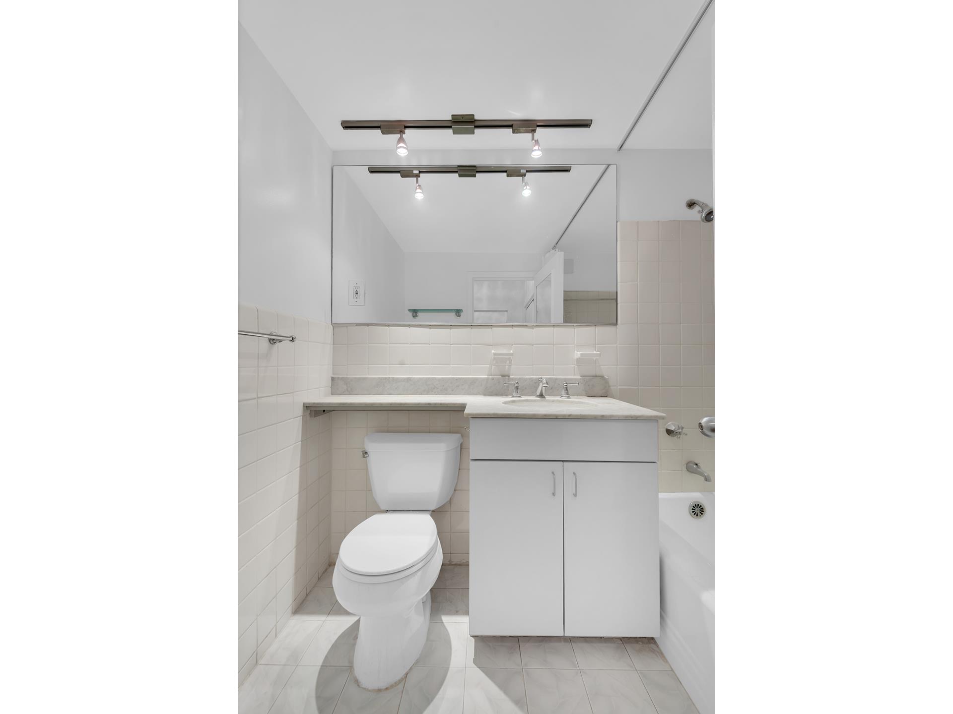 #16 photo, 11 5TH Avenue, Greenwich Village , NY 10003