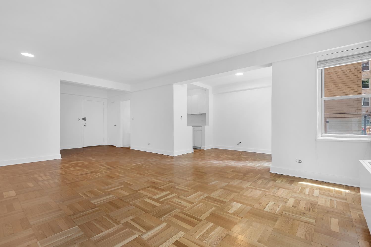 #7 photo, 11 5TH Avenue, Greenwich Village , NY 10003