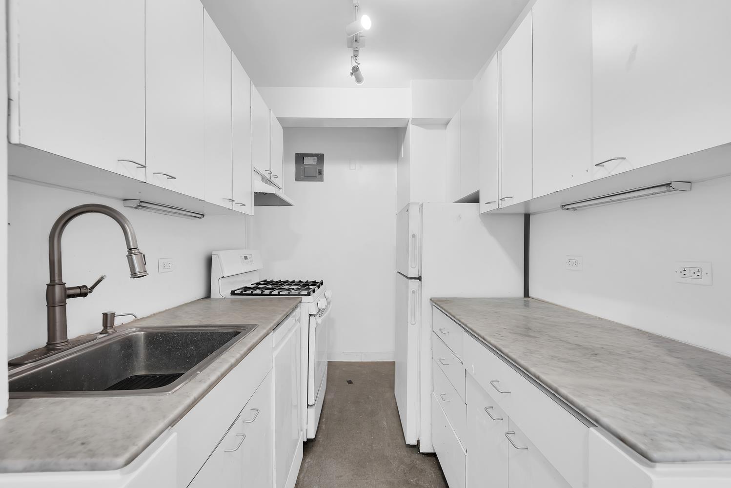 #8 photo, 11 5TH Avenue, Greenwich Village , NY 10003