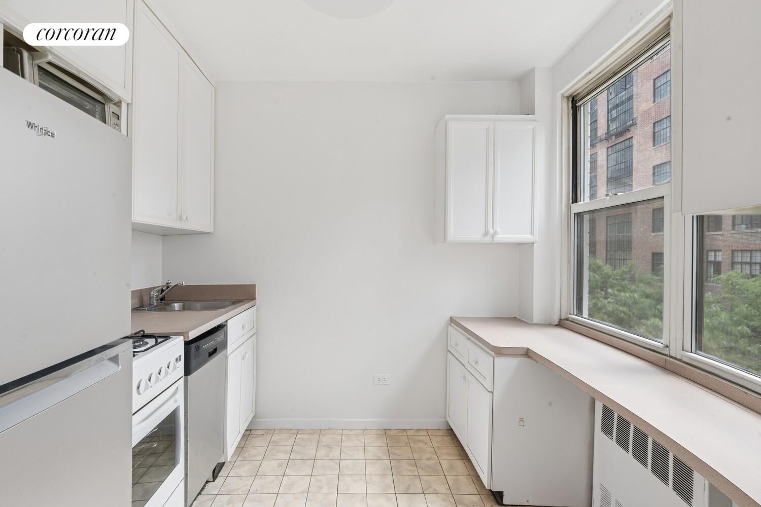 #4 photo, 221 E 50TH Street, Turtle Bay , NY 10022