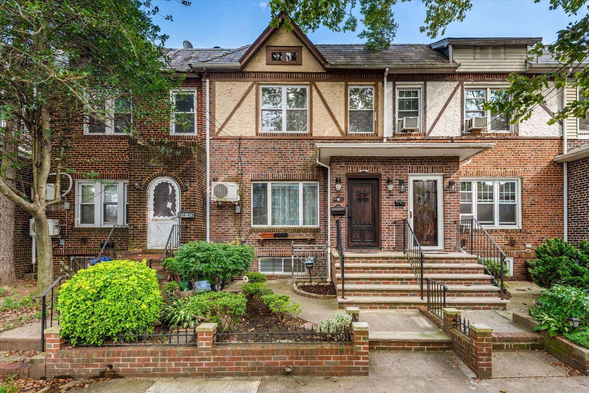 #1 photo, 84-40 63 Road, 皇后區 中村 Middle Village , NY 11379