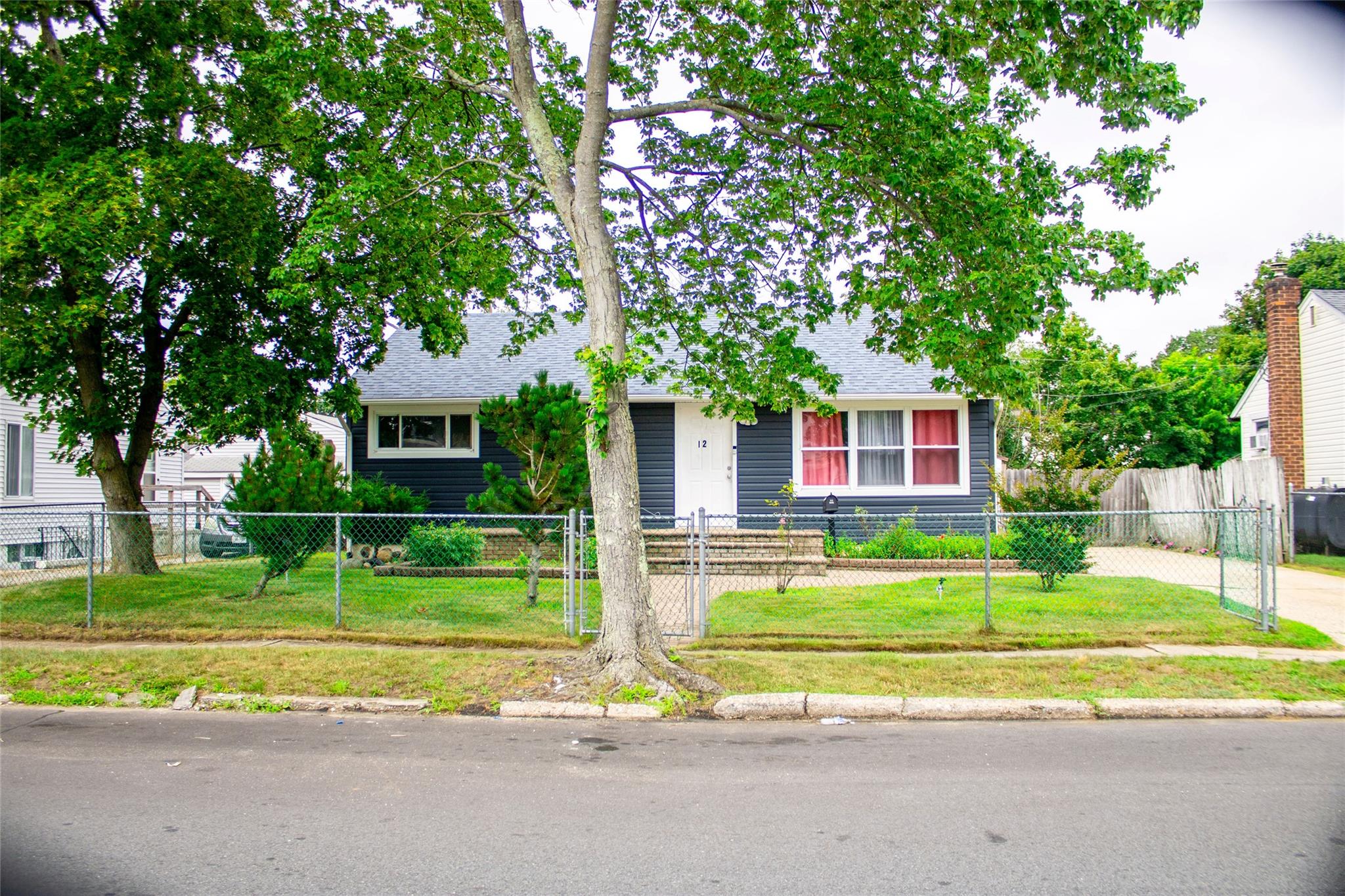 #1 photo, 12 Silverpine Drive, 東長島 Amityville , NY 11701
