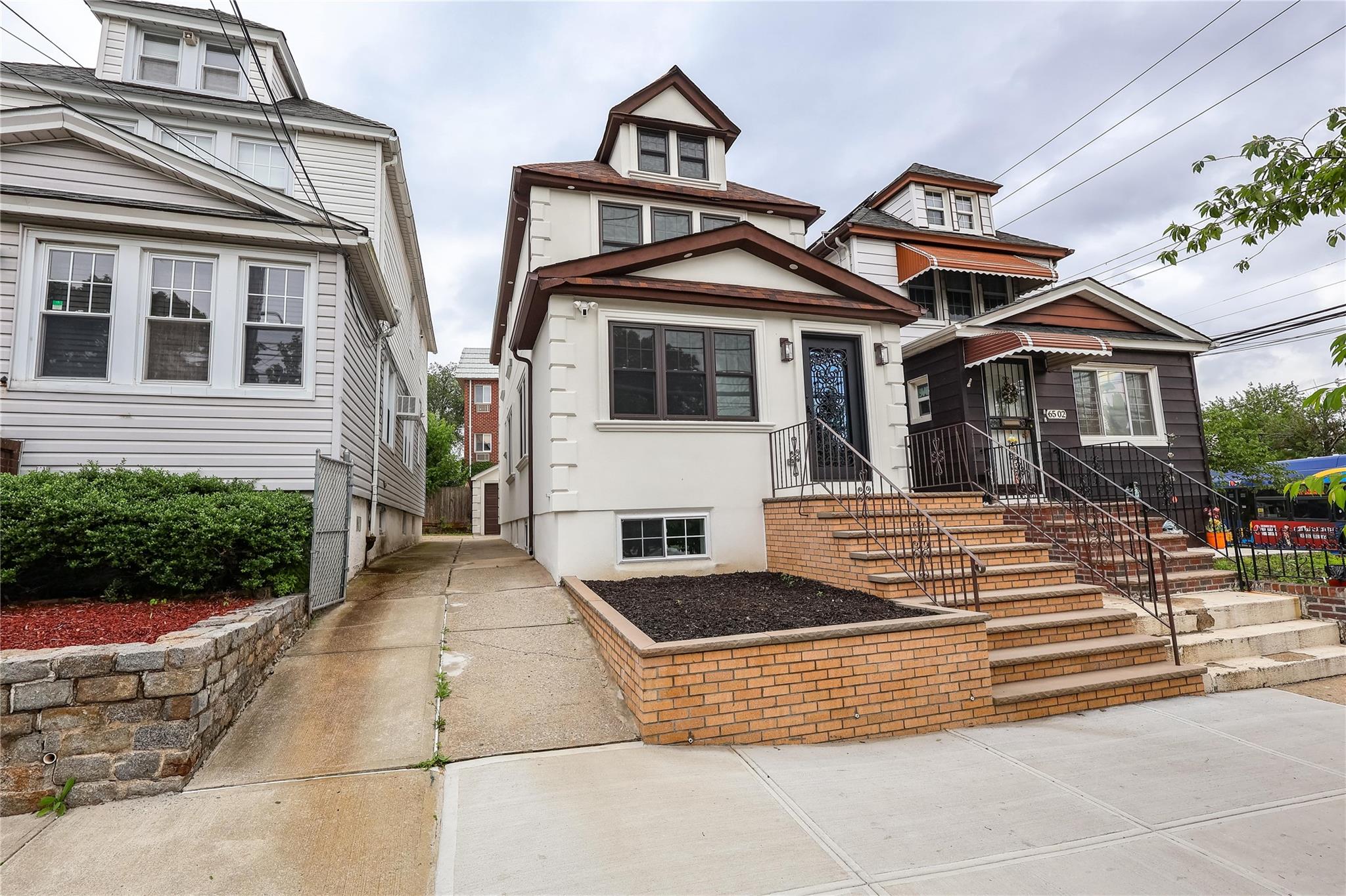 #1 photo, 6504 80th Street, 皇后區 中村 Middle Village , NY 11379