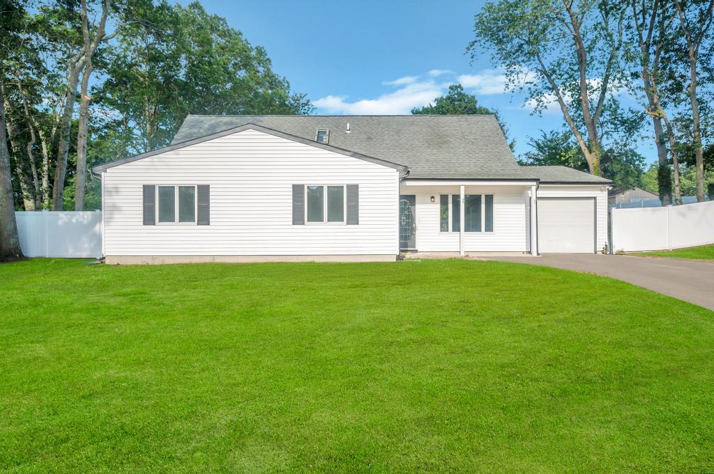 #13 photo, 9 Wakefield Avenue, Coram , NY 11727