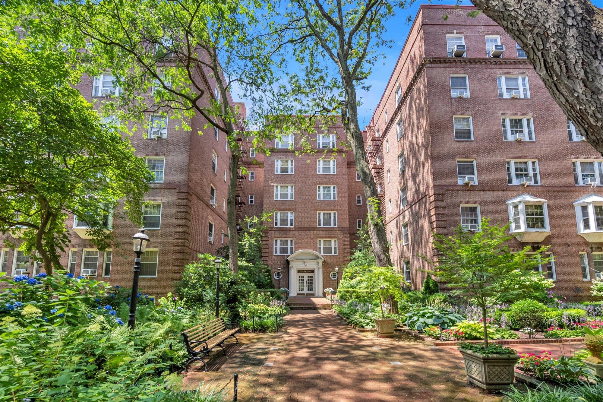 #1 photo, 117-01 Park Lane South, 뉴욕퀸즈 Kew Gardens , NY 11415