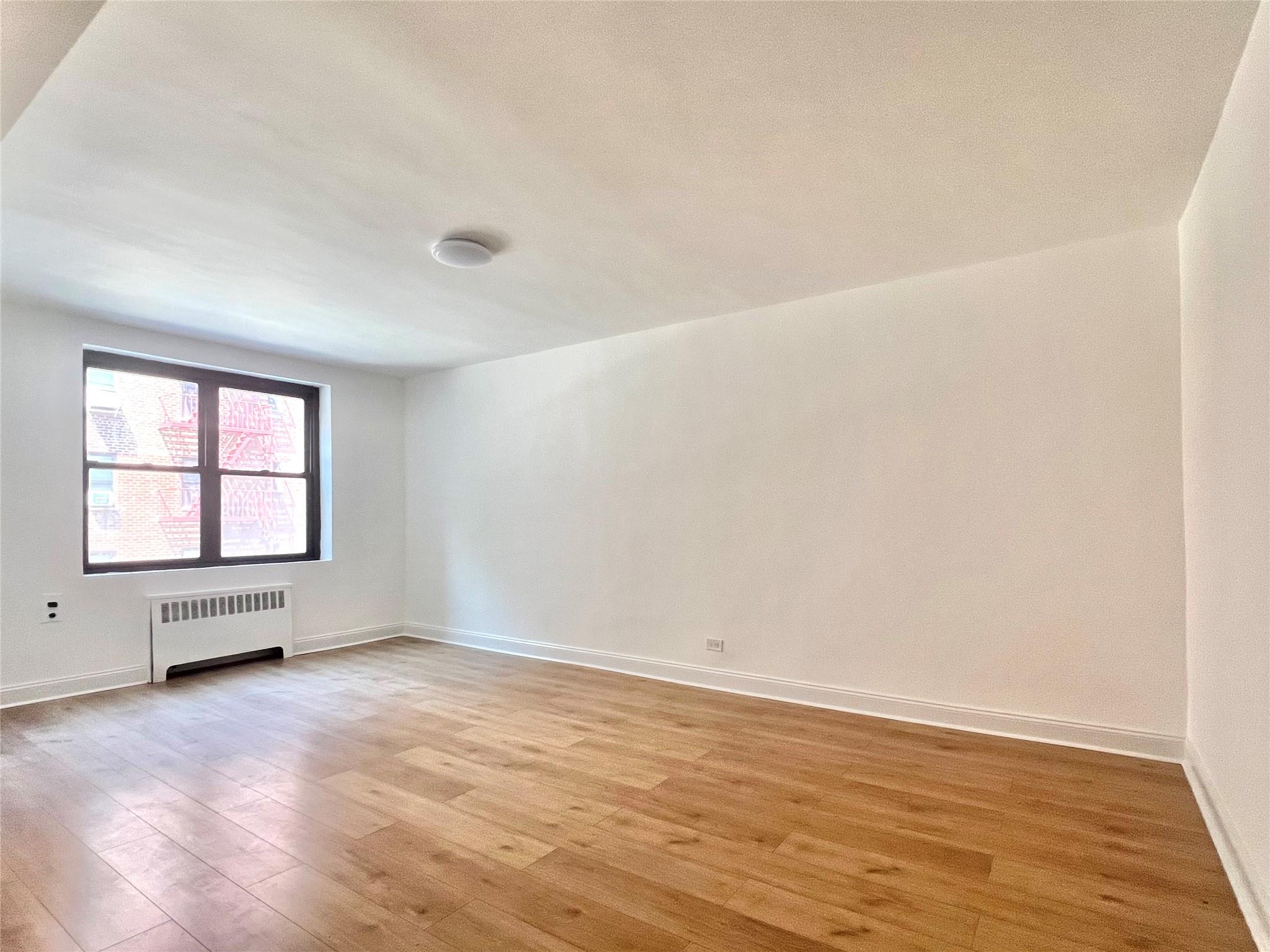 #2 photo, 32-22 89 St, 皇后区 艾姆赫斯特 East Elmhurst , NY 11369
