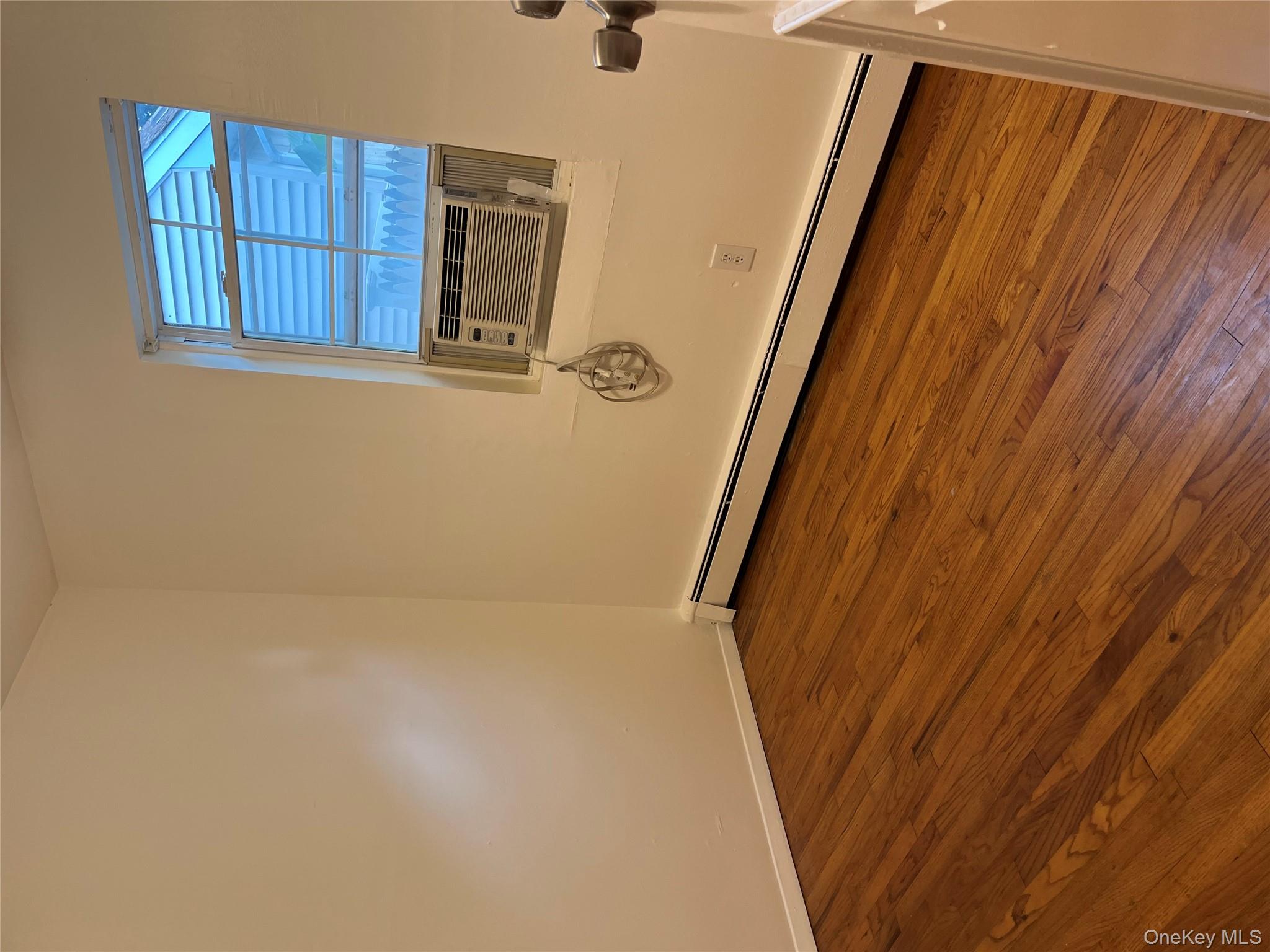 #12 photo, 73 Railroad Street, サフォーク郡 Greenlawn , NY 11740