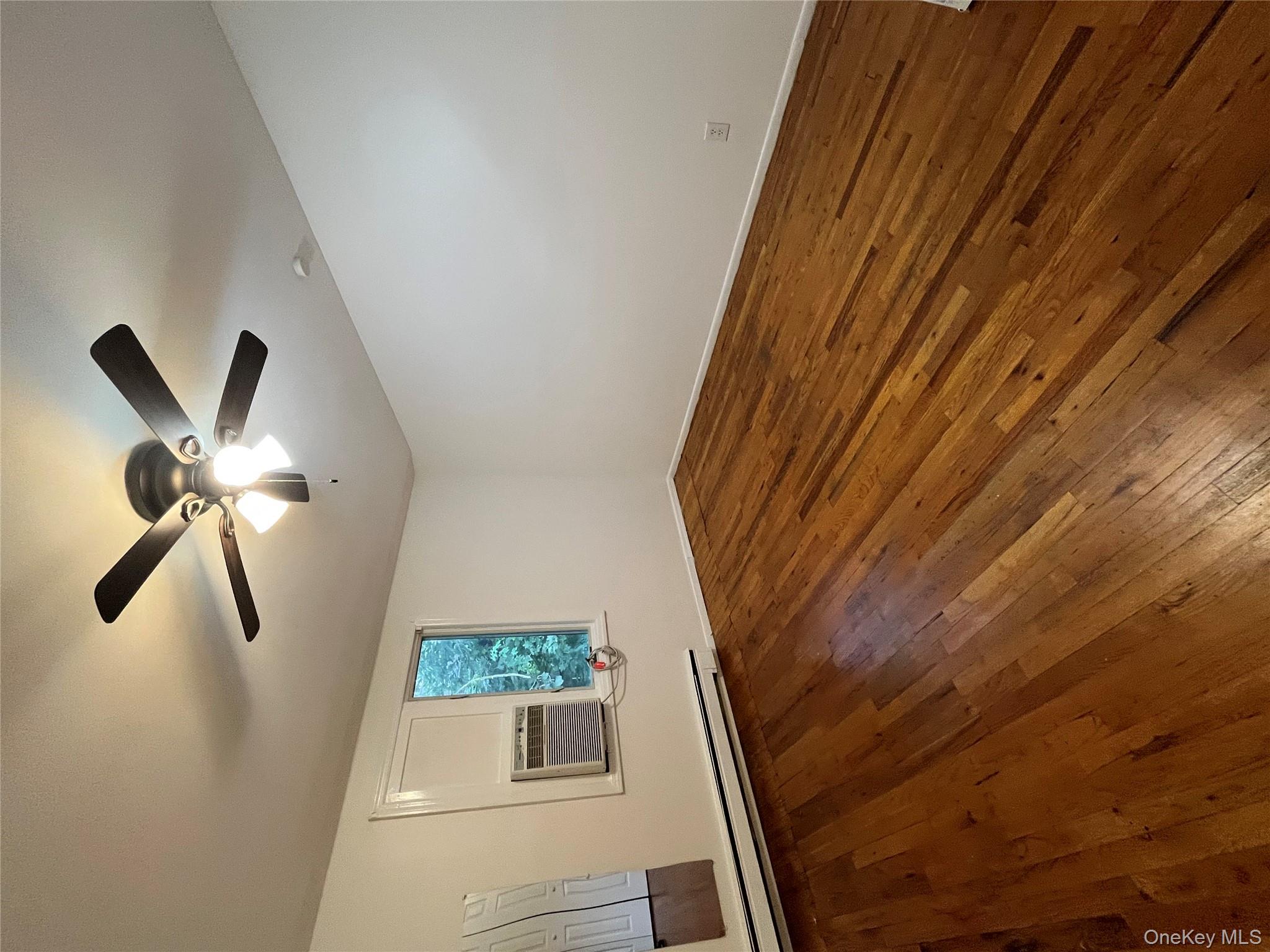 #13 photo, 73 Railroad Street, サフォーク郡 Greenlawn , NY 11740