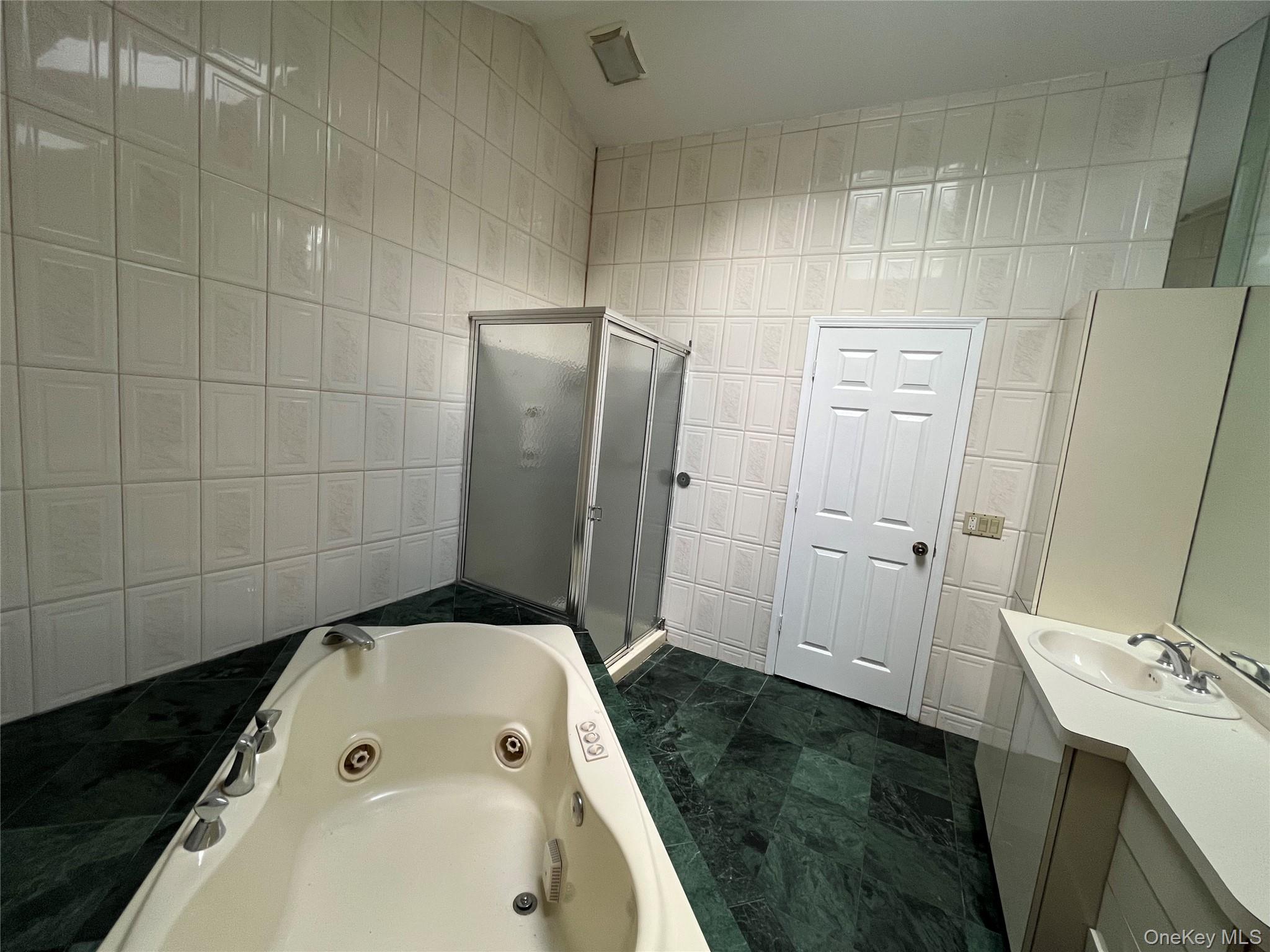 #20 photo, 73 Railroad Street, サフォーク郡 Greenlawn , NY 11740