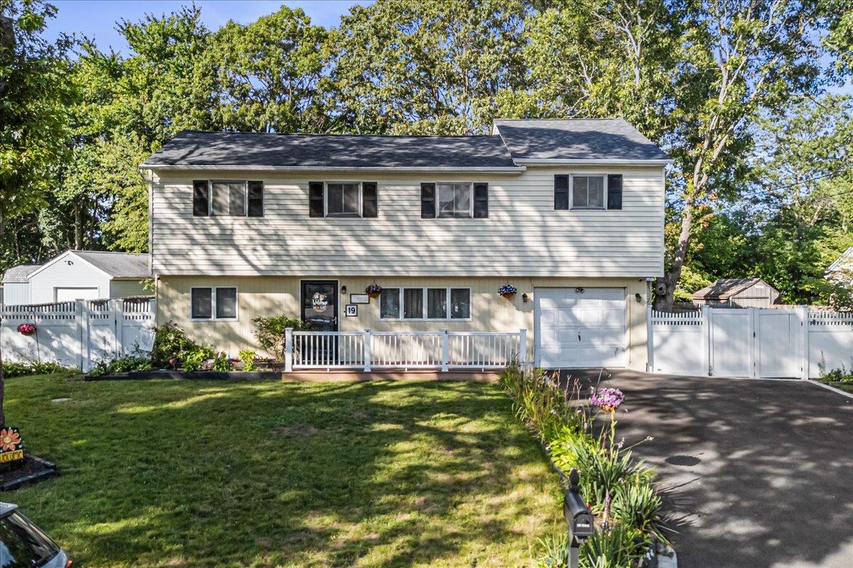 #1 photo, 19 Colony Road, 東長島 Port Jefferson Station , NY 11776