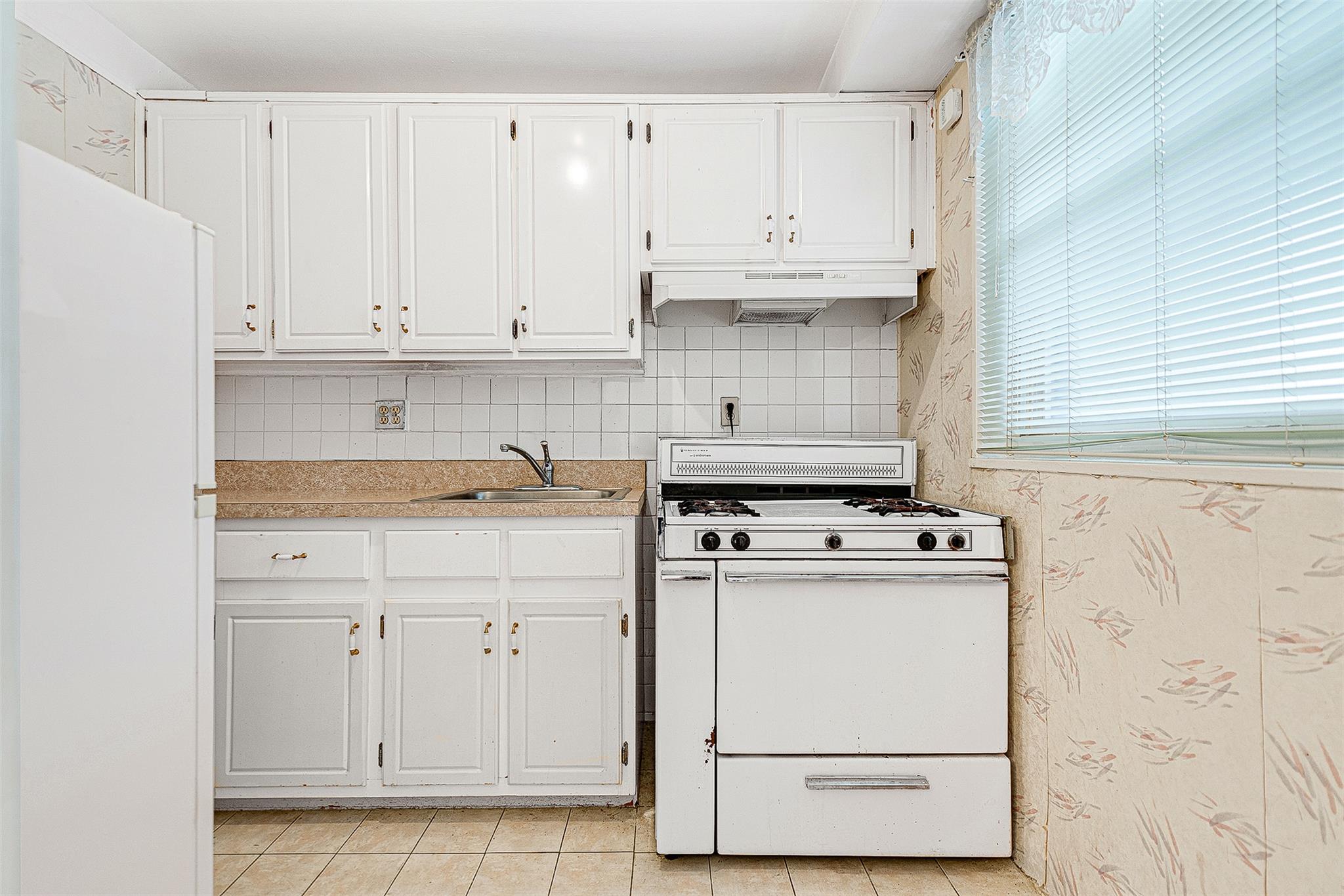 #5 photo, 97-37 63rd Road, Rego Park , NY 11374