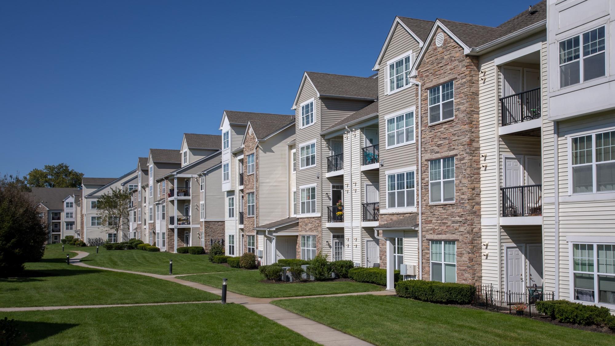 #2 photo, 836 Charles Pond Drive, サフォーク郡 Coram , NY 11727