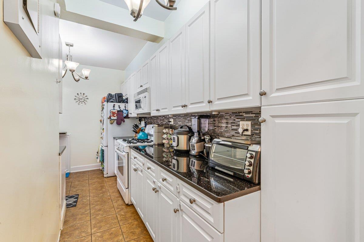 #6 photo, 69-10 108th Street, Forest Hills , NY 11375