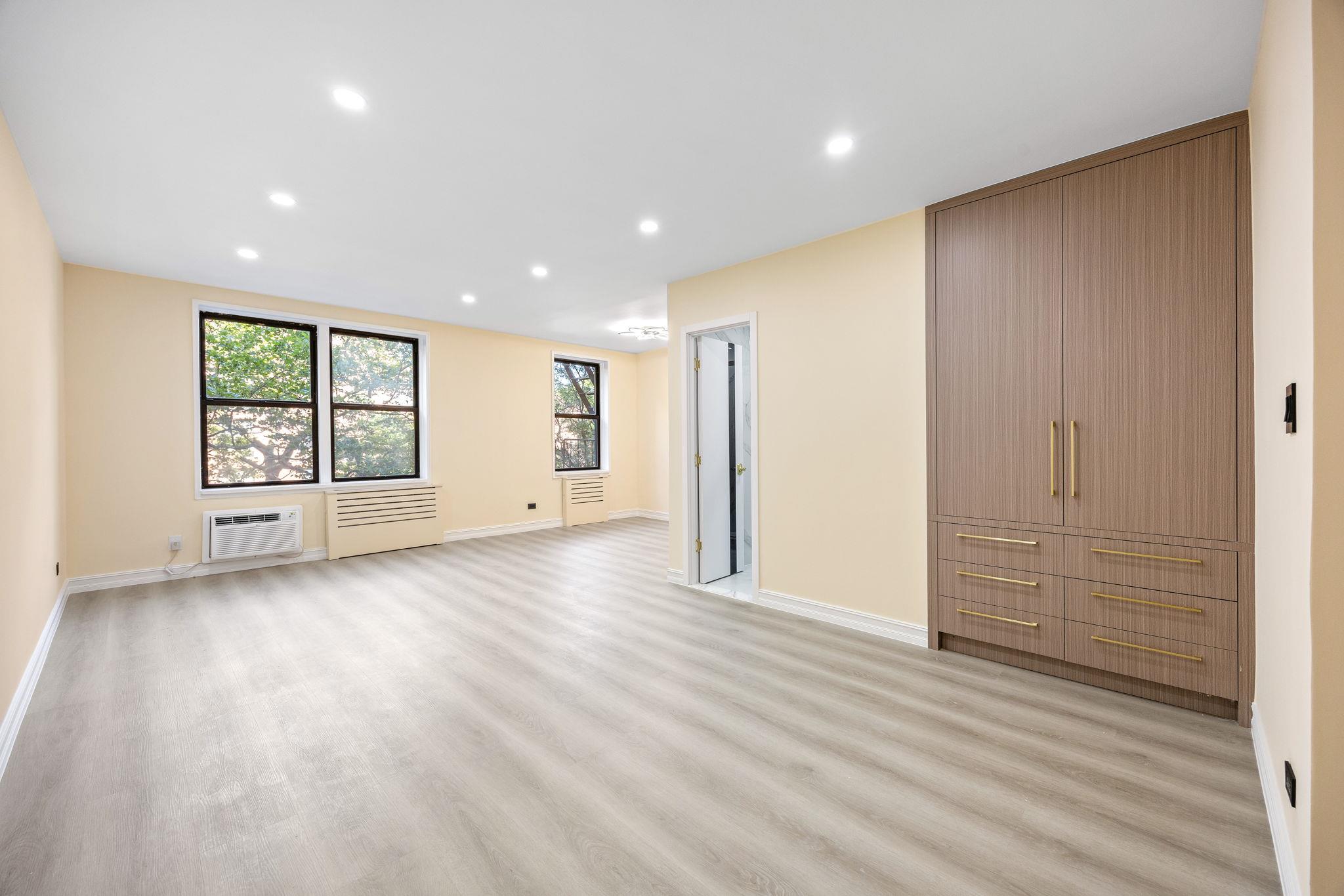 #1 photo, 100-25 Queens Boulevard, 皇后區 森林小丘 Forest Hills , NY 11375