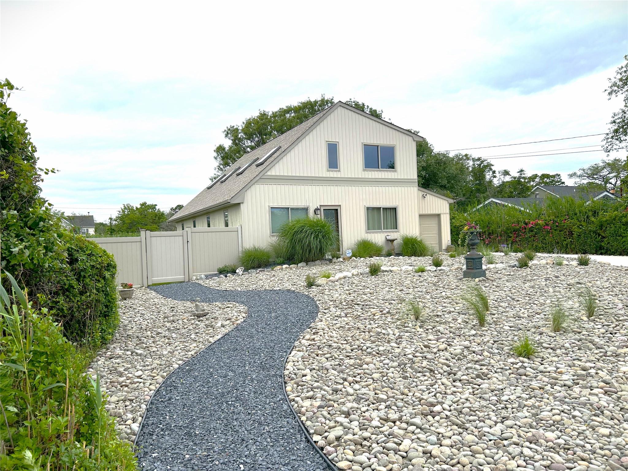 #1 photo, 304 S Dunton Avenue, 東長島 East Patchogue , NY 11772