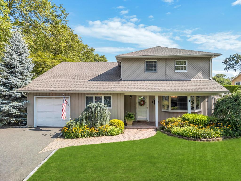 #1 photo, 51 Burr Road, سوفولك Elwood , NY 11731