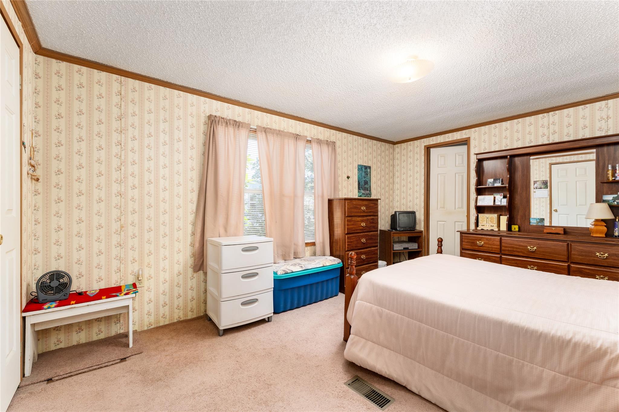 #12 photo, 229 W Montauk Highway, サフォーク郡 Hampton Bays , NY 11946