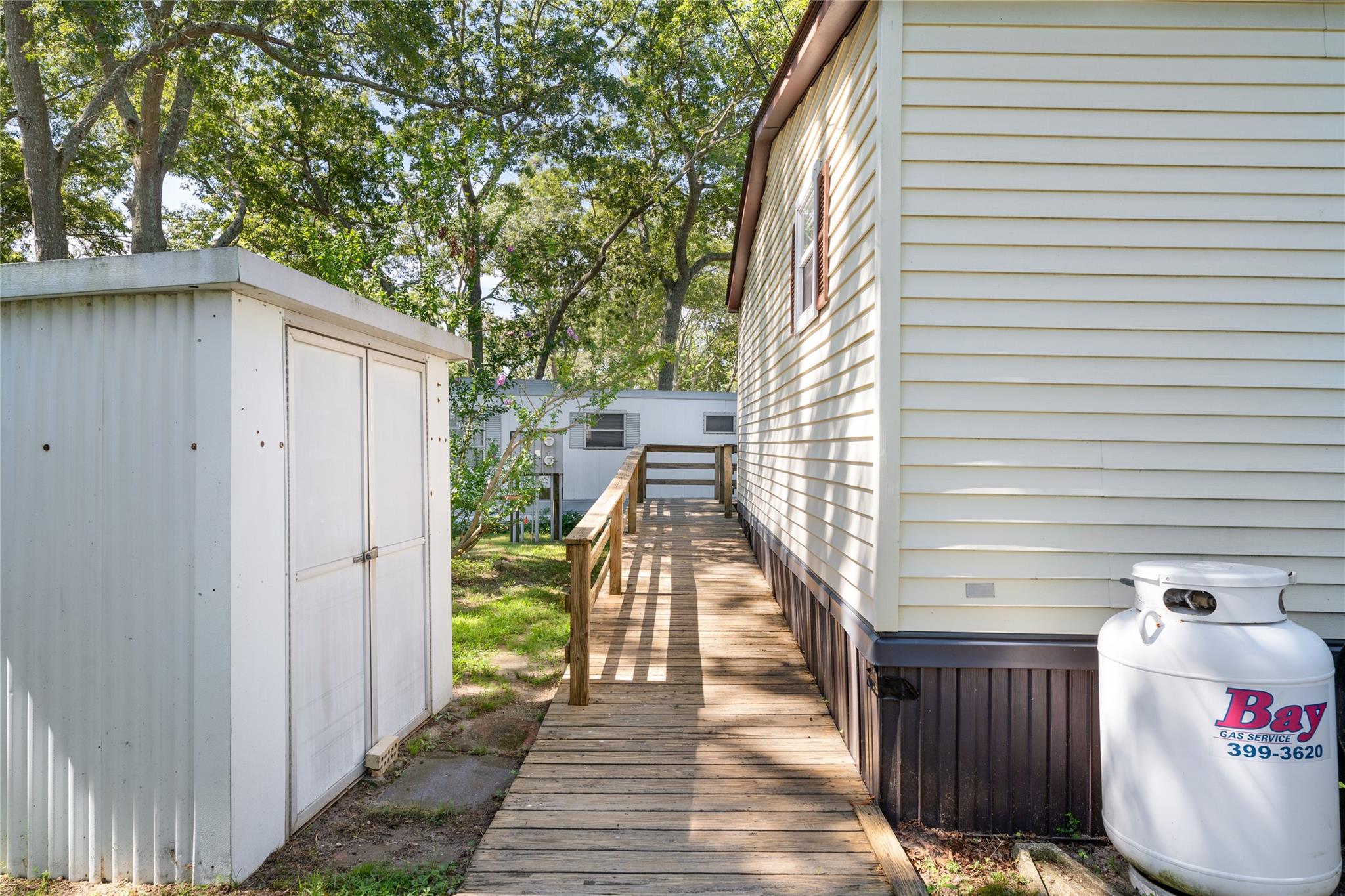 #16 photo, 229 W Montauk Highway, サフォーク郡 Hampton Bays , NY 11946