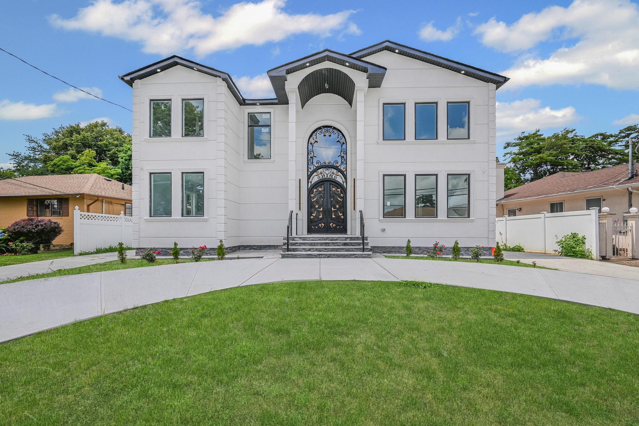 #1 photo, 892 Barry Drive, ناسو Valley Stream , NY 11580