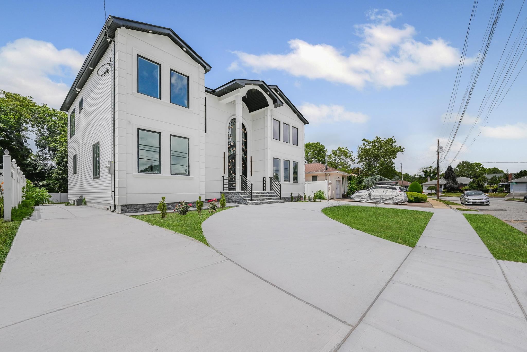 #2 photo, 892 Barry Drive, ناسو Valley Stream , NY 11580