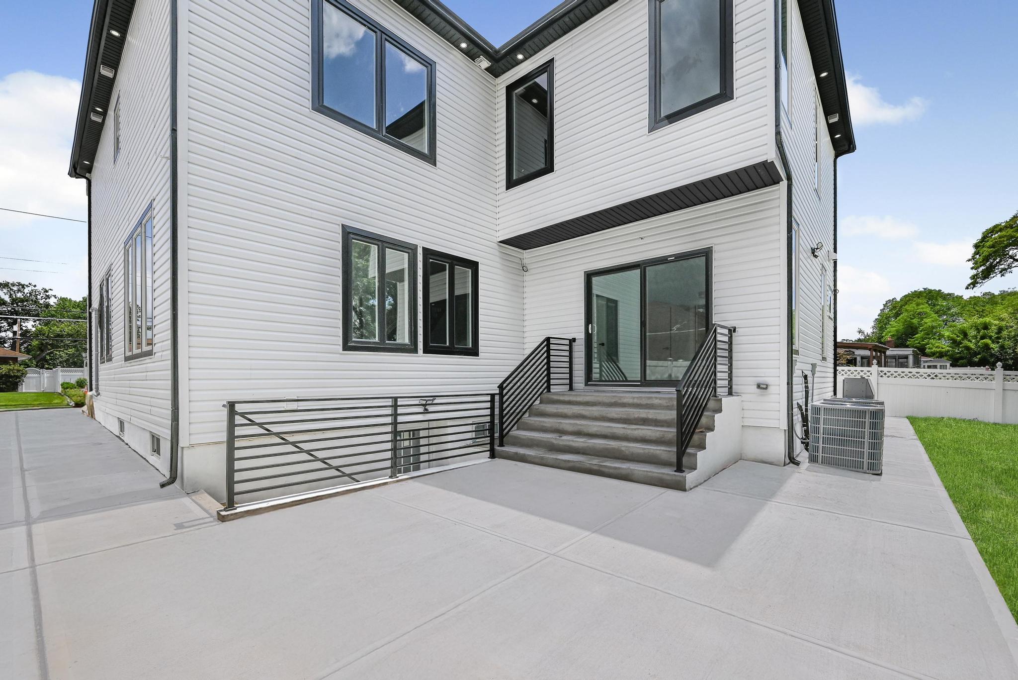 #4 photo, 892 Barry Drive, ناسو Valley Stream , NY 11580