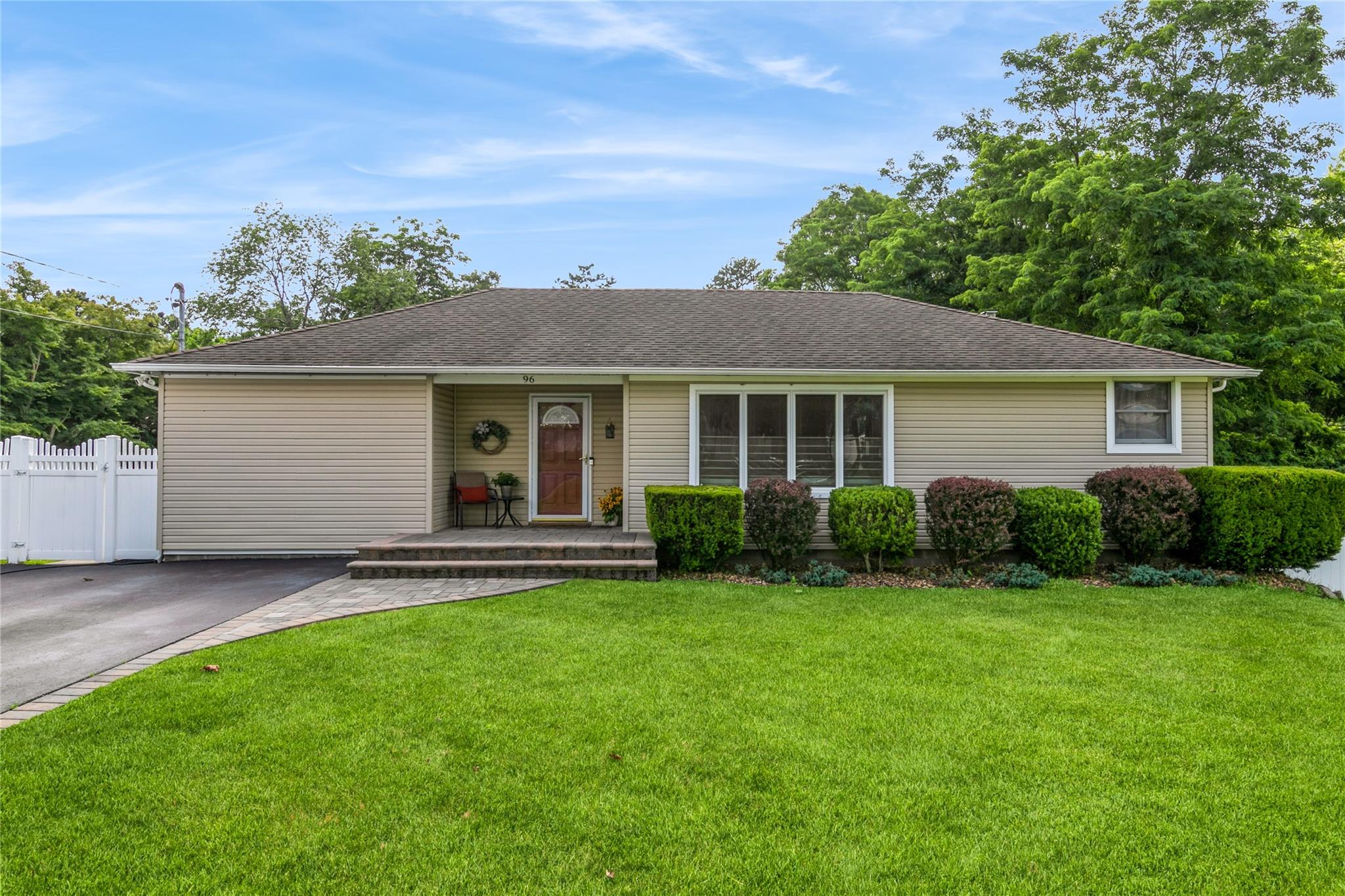 #1 photo, 96 Maple Street, 東長島 Medford , NY 11763