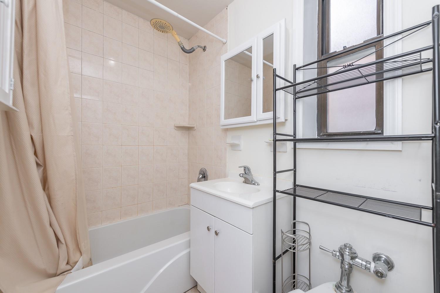 #8 photo, 1420 York Avenue, New York (Manhattan) , NY 10021