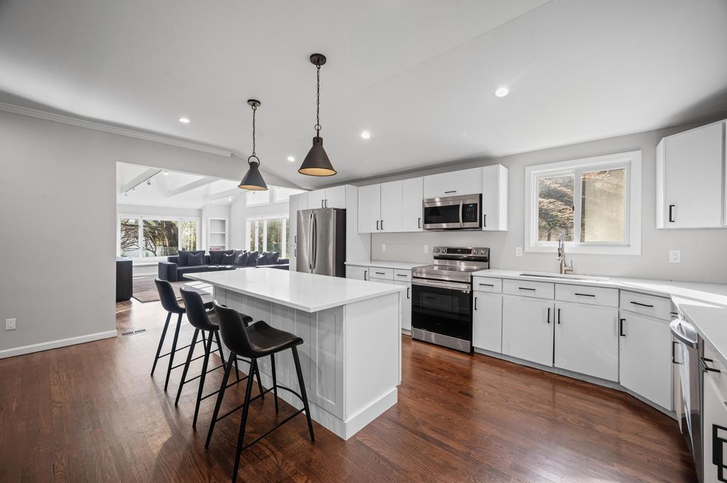 #19 photo, 110 Peach Drive, East Hills , NY 11576