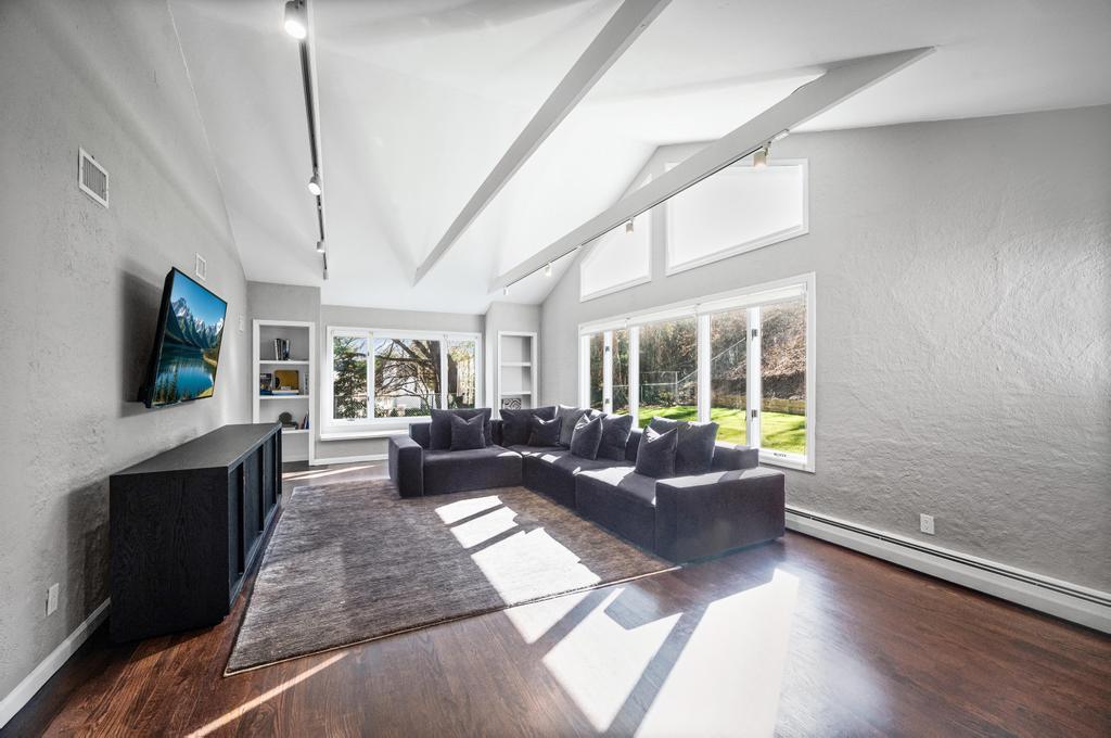 #20 photo, 110 Peach Drive, East Hills , NY 11576