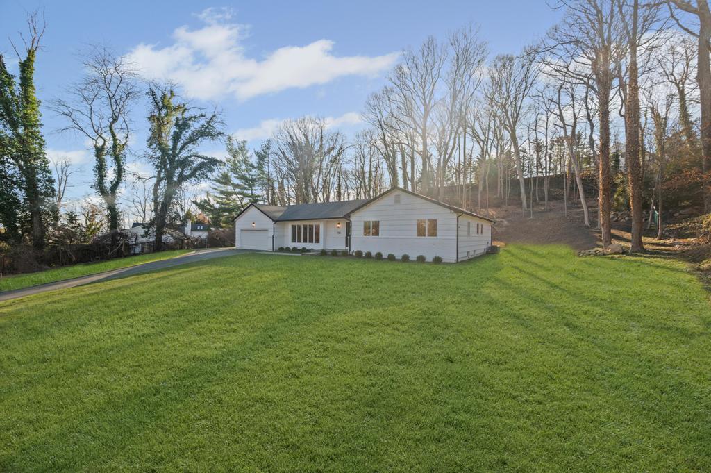 #4 photo, 110 Peach Drive, East Hills , NY 11576