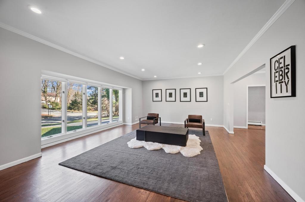 #6 photo, 110 Peach Drive, East Hills , NY 11576