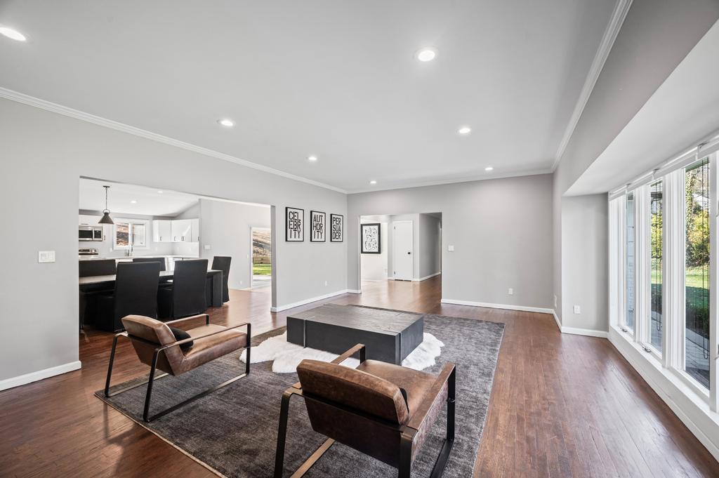 #7 photo, 110 Peach Drive, East Hills , NY 11576