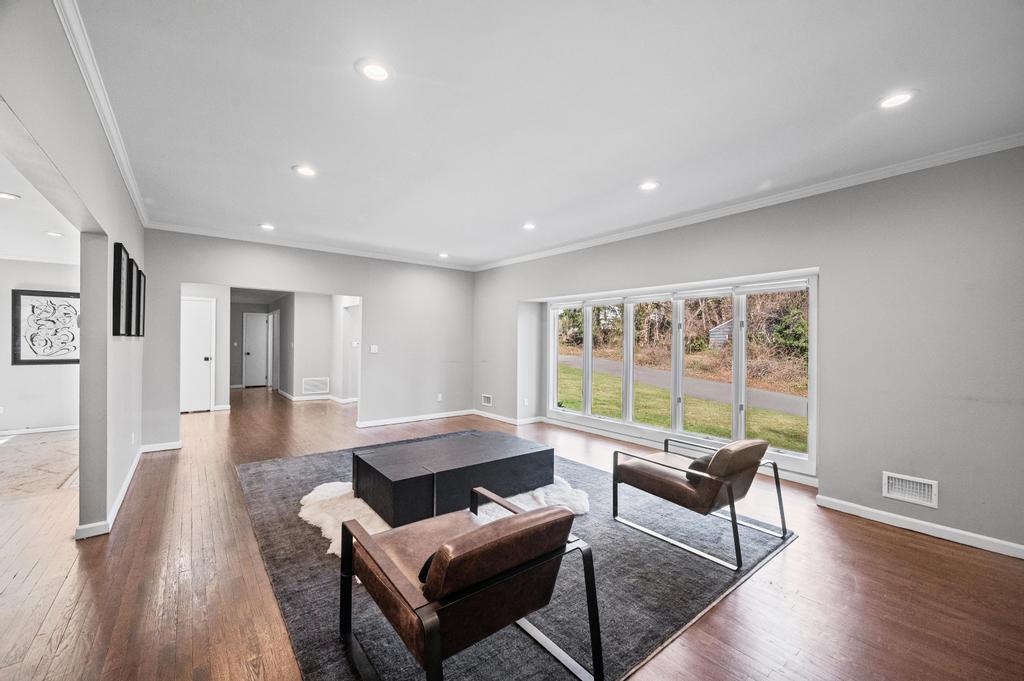 #8 photo, 110 Peach Drive, East Hills , NY 11576