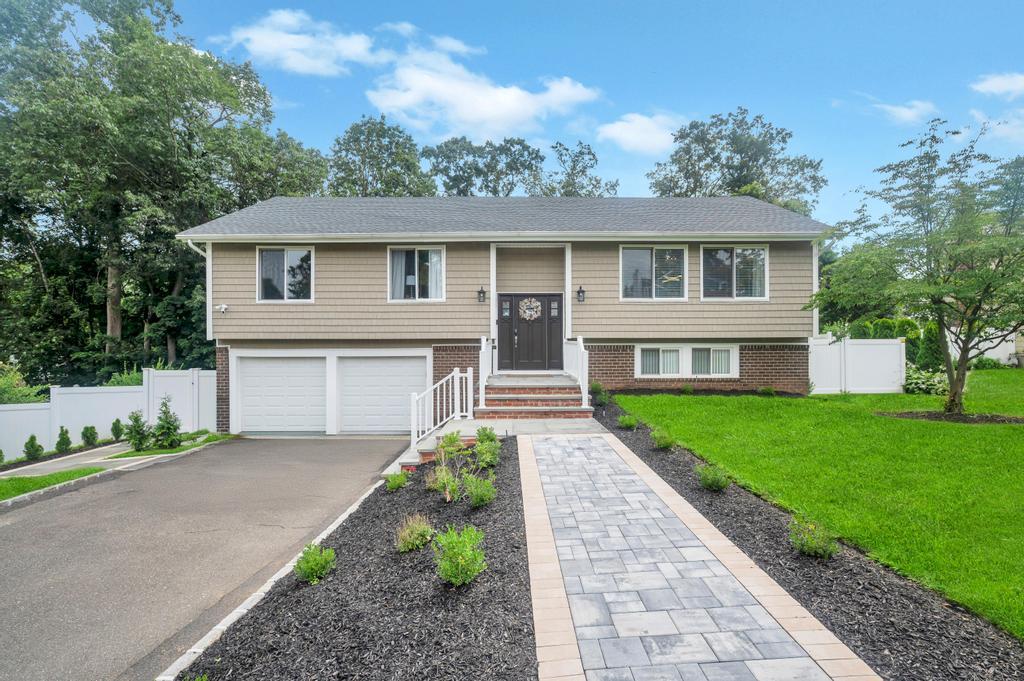 #1 photo, 25 Hitching Post Lane, Glen Cove , NY 11542