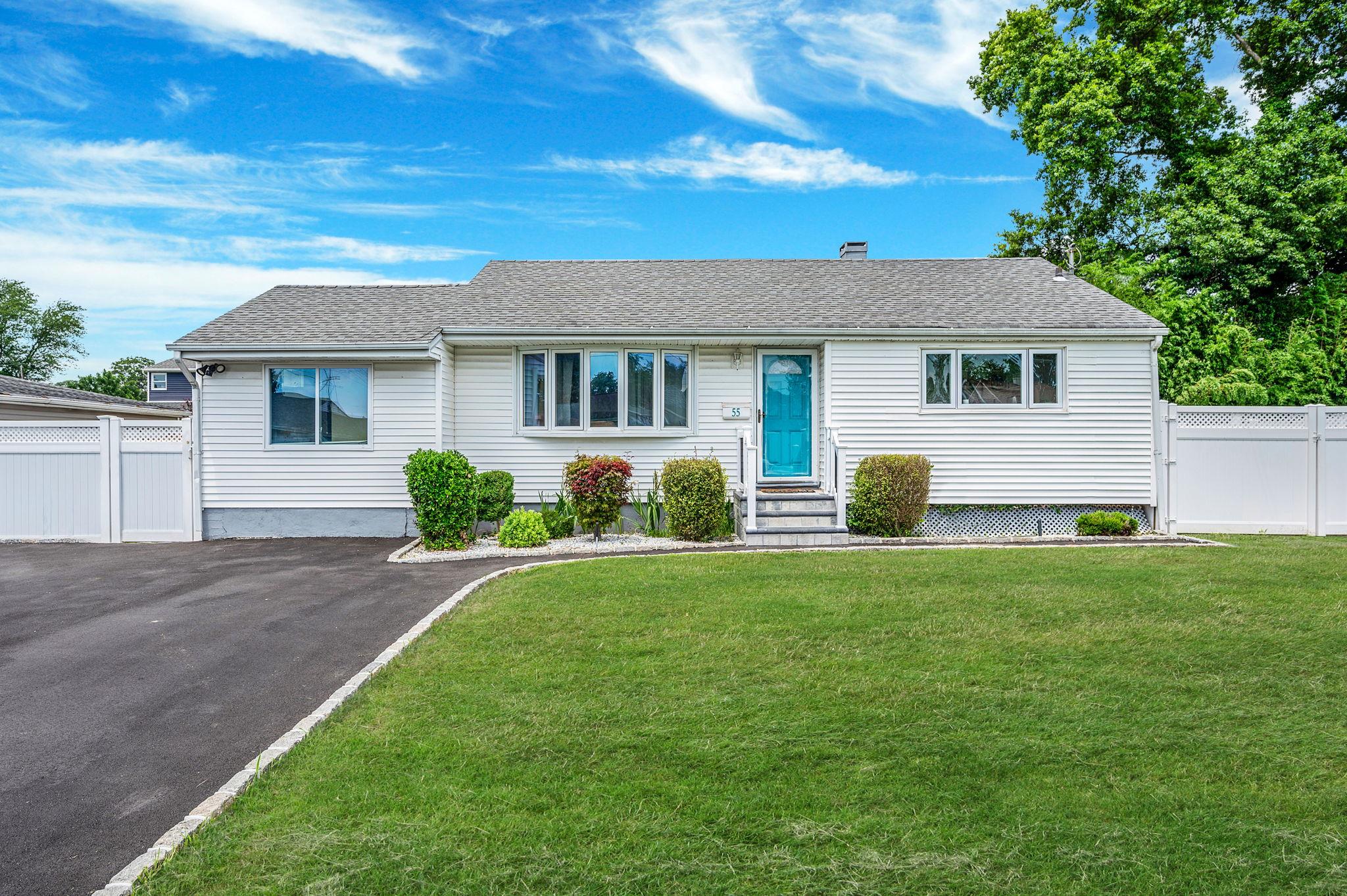 #1 photo, 55 Van Buren Street, 東長島 Brentwood , NY 11717