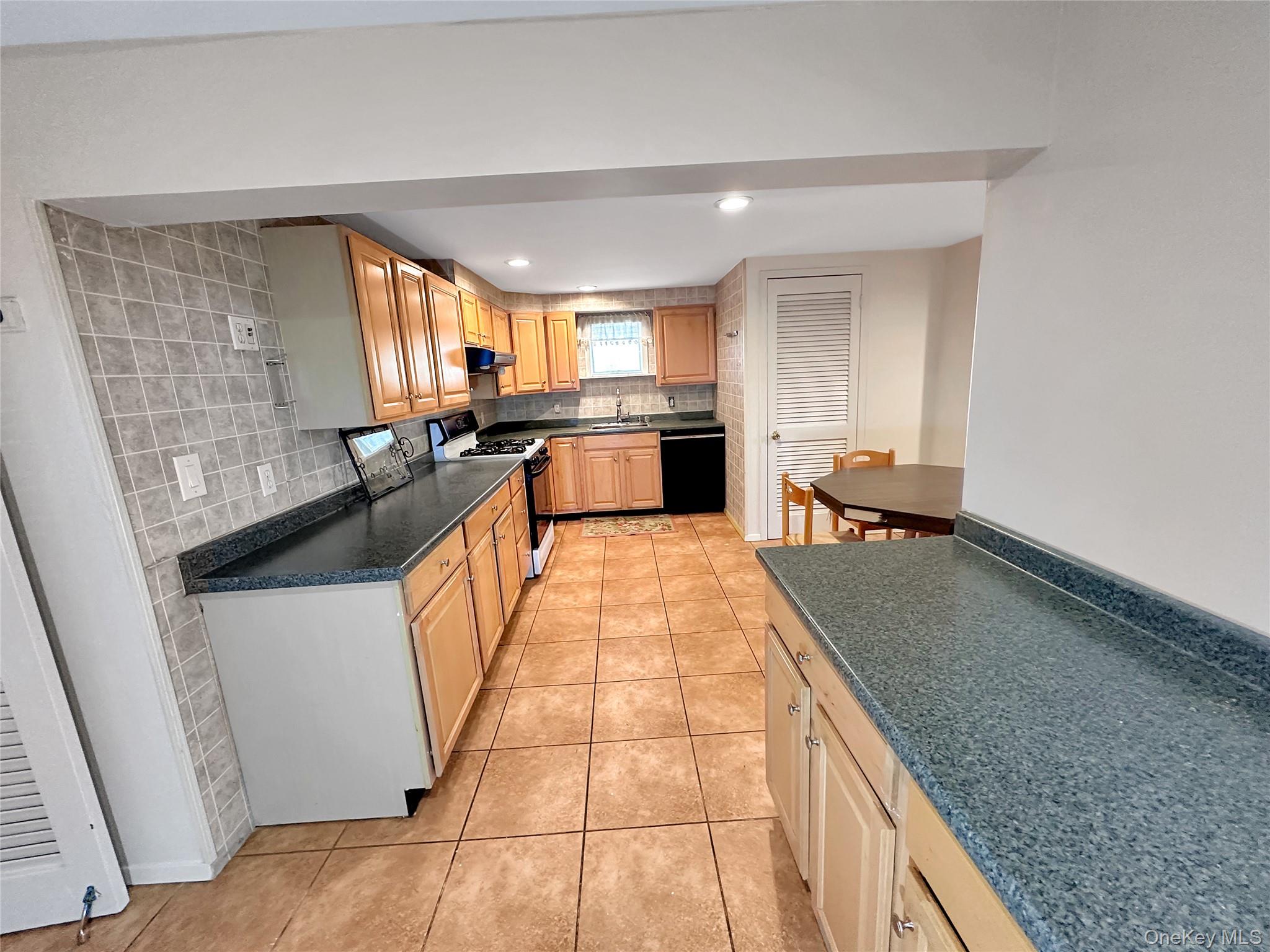 #19 photo, 57 S Crescent Drive, サフォーク郡 Farmingdale , NY 11735