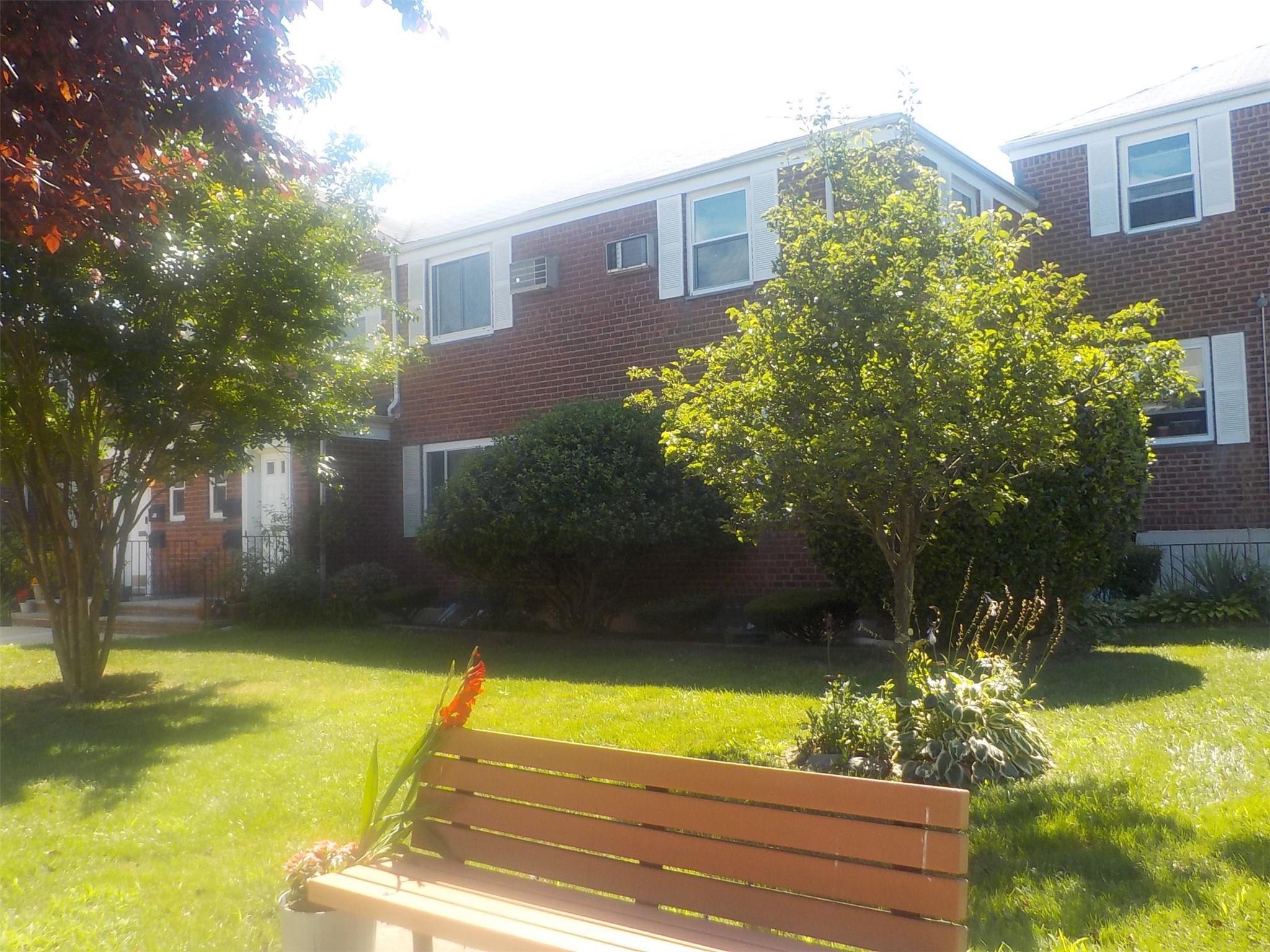 #1 photo, 70-50 260th Street, كوينز Glen Oaks , NY 11004