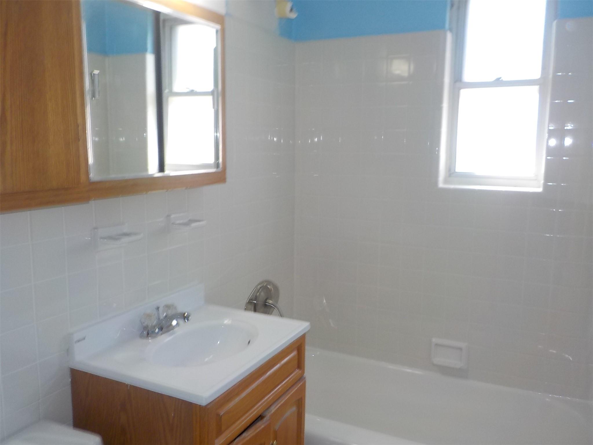 #15 photo, 70-50 260th Street, كوينز Glen Oaks , NY 11004