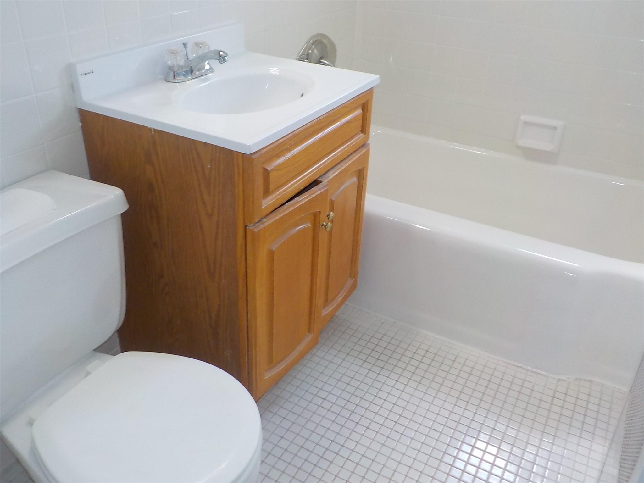 #16 photo, 70-50 260th Street, كوينز Glen Oaks , NY 11004