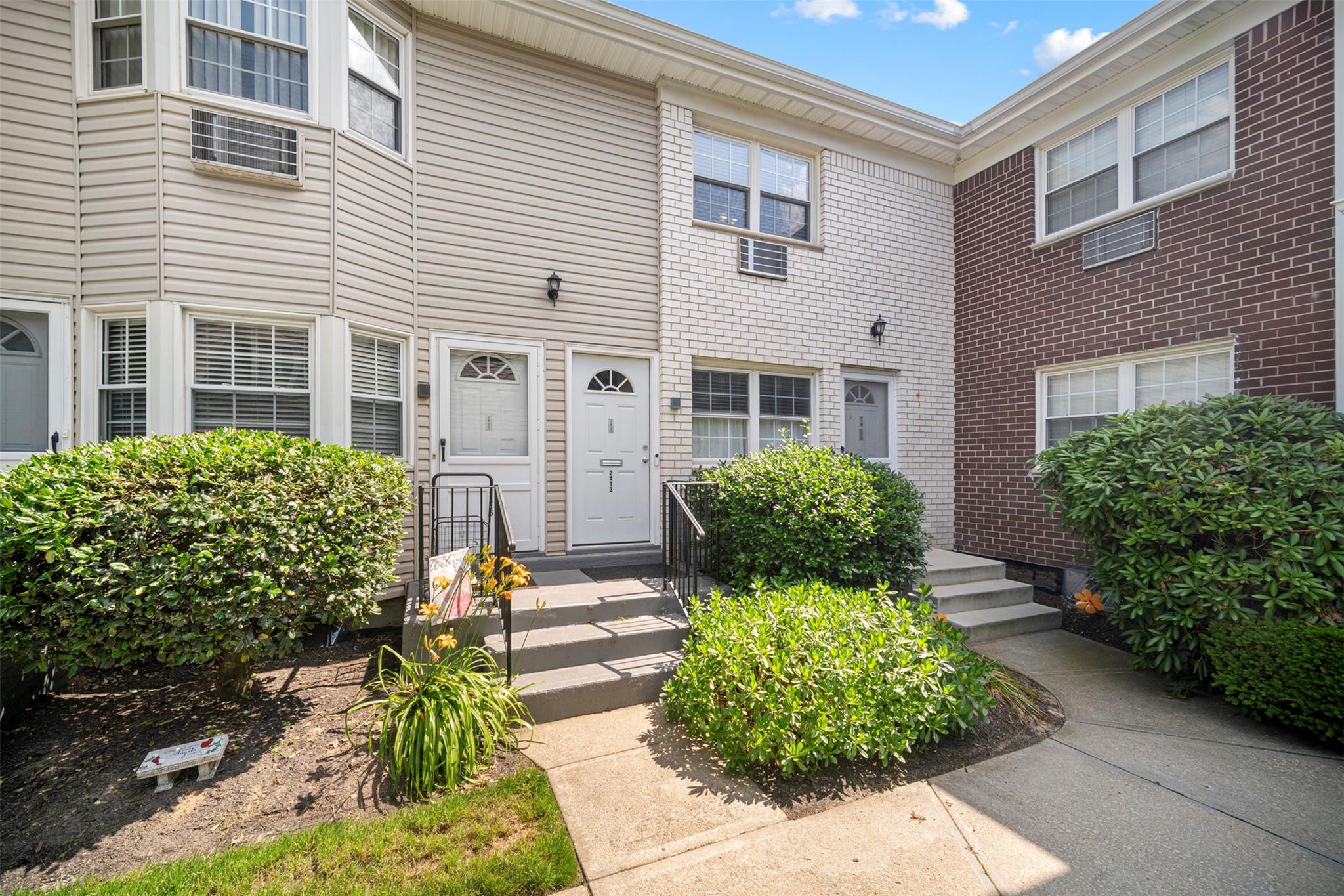 #1 photo, 2413 Wilshire Lane, 東長島 Oakdale , NY 11769