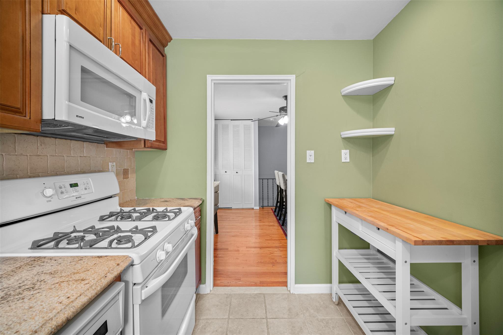 #13 photo, 2413 Wilshire Lane, 東長島 Oakdale , NY 11769